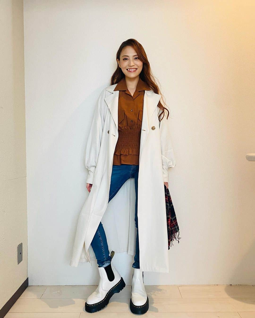 のインスタグラム：「🤎👖🤍 春めいてきたね🌸 気づいた？🧐 右足首....絶妙にジーンズ裏返ってるね😏笑 #お洋服スタノグラム #田野アサミ#asamitano まだ寒いのでこの上にちゃんとコートきてるよ〜🌸  👖👖追記👖👖 あれ？ジーンズ裏返ってない？笑 靴下見えてるだけ説、、、😂」
