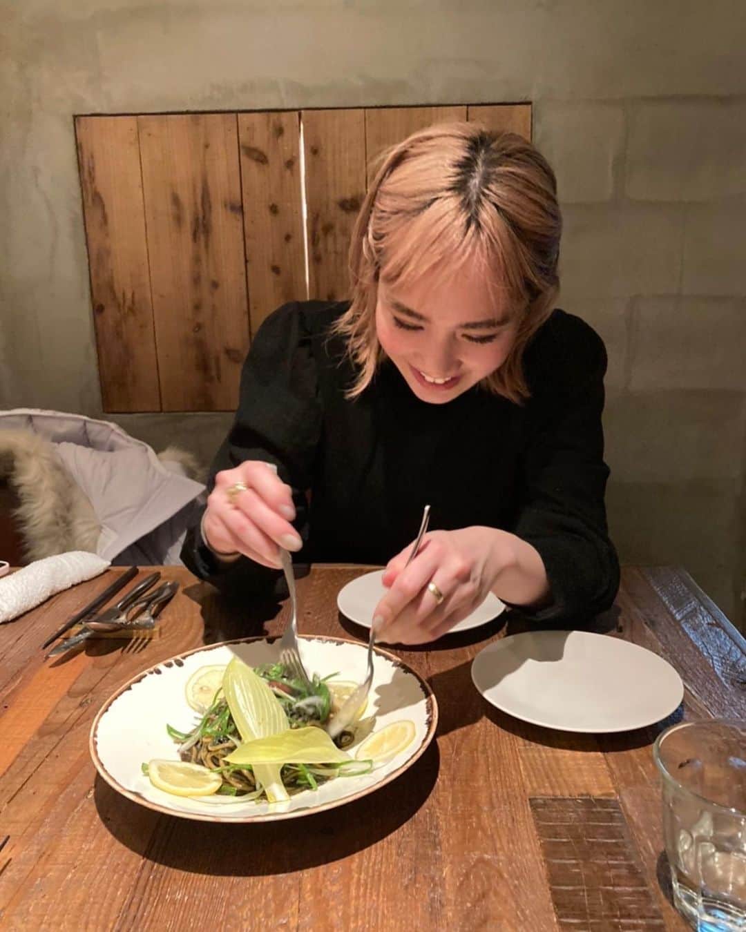 渡邉香織のインスタグラム：「最近は foxco を会社にしたり、個展を5月に控えていたり、昨日ロンドンから嬉しい便りが来て夏の終わりに渡英もするので大忙しです。  どん底に悲しいことがあっても神様はどんどんイベントをくれるのでお陰で“自分を育て続ける“ことを怠らないでいれそうです！そして自分を育てることは人に優しくなれることでもあるなぁと最近思います。  正直本当に死ぬほど辛いです。心が狭く、自己中心的で、不甲斐ない自分にうんざりしていました。  なんだか変なことを言うようだけど、これもギフトだと思ってなんとか自分を成長させたいと踏み出してみています。みんなの幸せを心から願っているし、与えられる人になれたらと思うので力一杯頑張ります🔥  これからもよろしくお願いします🔥  写真はもみの視線を受けながら料理を取り分けているところです。ジッಠ_ಠ」