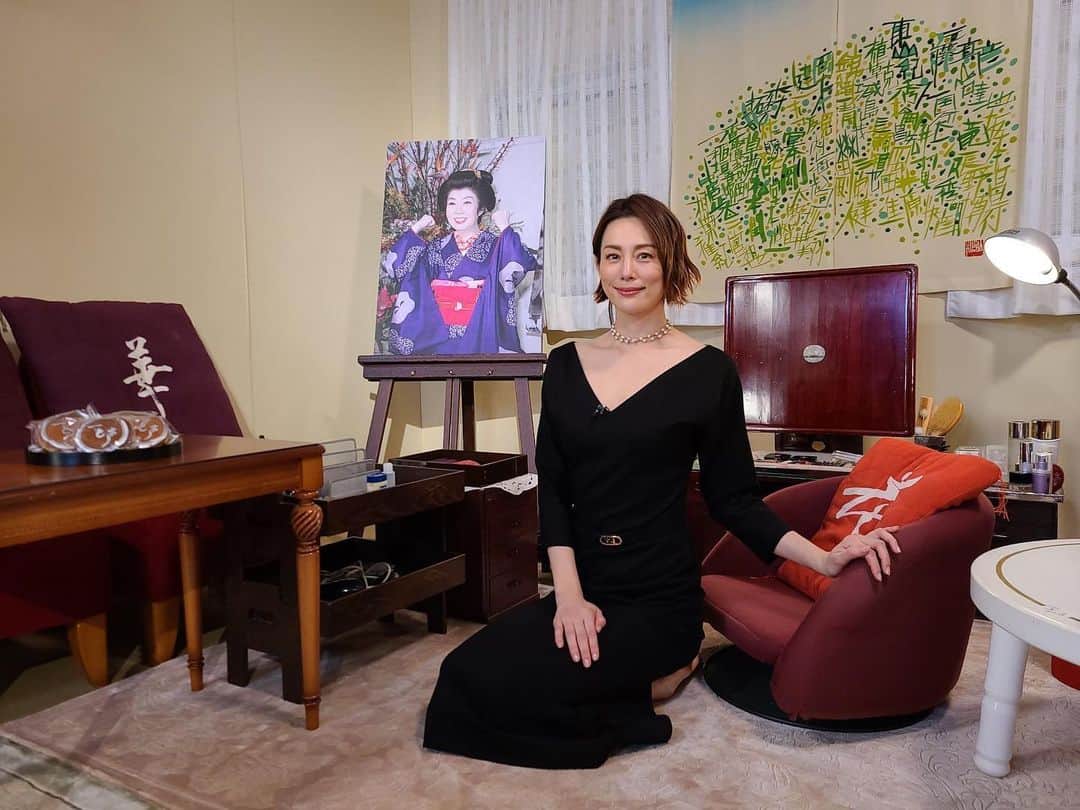 米倉涼子のインスタグラム：「3月6日(日)19:00〜20:55放送の BSフジ 開局20周年記念番組 『私しか知らない森光子〜豪華スター涙と笑いの初告白〜』  で、森さんと改めて触れ合うお時間を頂戴しました。 森さんが亡くなられてからあっという間に10年も経ってしまいました。 お側にいさせていただき大女優のその存在感をしみじみ感じながら貴重な時間を過ごさせていただいた事、一生忘れません。森さんに会いたい。 森さん、温もりのあるひと時を本当にありがとうございました。 一ファンとして私も番組楽しみにしています。  BS Fuji commemorates its 20th Anniversary with a special show on star actress Mitsuko Mori on Sunday, March 6 at 7pm (-8:55pm.)  The 10 years since Mori-san passed feels like a flash – it was very rewarding to reconnect with her in the show. I will never forget our quality time where I always felt the presence of the great actress. Miss you so much, Mori-san.  And thank you for the warm and precious time together. I'll be looking forward to watching the show too, as one of her big fans.  #森光子 #放浪記 #おもろい女 #ハルとナツ #感謝 #大好きな人 #花は色人は心」