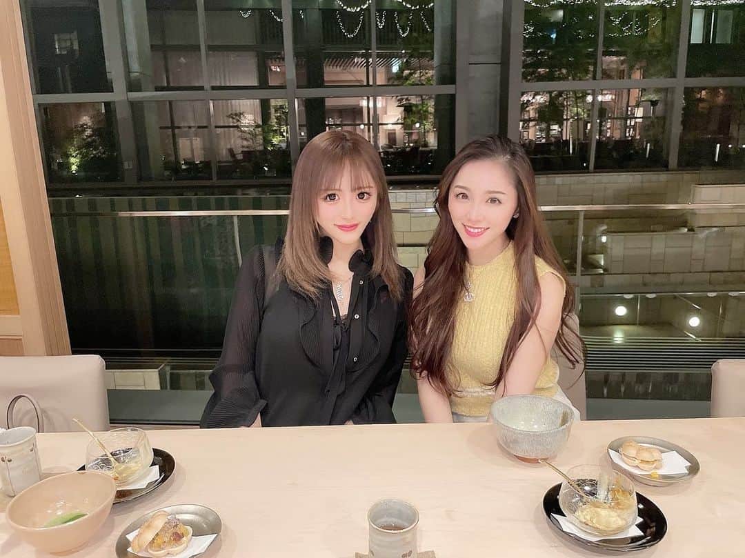 石田安奈のインスタグラム：「ℎ𝑎𝑝𝑝𝑦 𝑏𝑖𝑟𝑡ℎ𝑑𝑎𝑦🎂💓  先日 @mokamizuki  ちゃんと夜ご飯してきました♡  歳下に思えない貫禄とキャリアを持ち合わせたもかちゃん💓🥺 いつも色々お互いの近況報告をしてるんですがこの時間が好き💕  お家にも遊びにきてくれたりチョコ🍫作ったらプレゼントしてくれたり🎁 優しいもかちゃん♡  仕事の話もしたりと刺激もくれるのでもっと頑張らなくては！と私もやる気になる！🥺  happy birthday💓 素敵な歳にしてね✨  #グルメ#ディナー＃懐石#和食#誕生日」