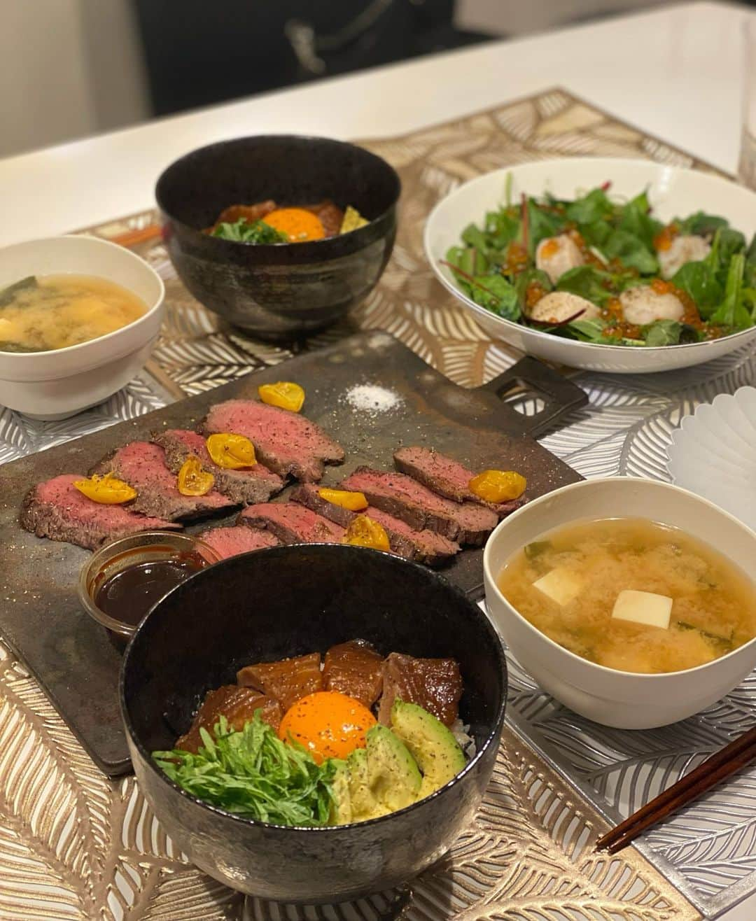 岸明日香さんのインスタグラム写真 - (岸明日香Instagram)「いつかののりぴーに作った漬け丼🧚🏻‍♀️ 2枚目はほのほのとひな祭り🎎  #岸キッチン　#サーモンアボカド丼  #炙り帆立といくらのルッコラサラダ　#豆腐とわかめの味噌汁　#手巻き寿司　#蛤のお吸い物」3月5日 11時41分 - aspoo02