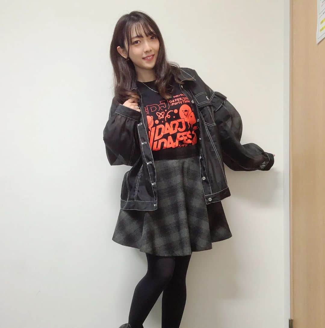 西尾夕香のインスタグラム：「#D4DJ  #D4FES PARTY TIME 振り返り配信⁡⁡ ⁡Tシャツ指定の時のコーディネート、考えるの難しいけど楽しい。Tシャツのサイズ感によってけっこうかわってくる。 ⁡ #HappyAround  #ハピアラ  #西尾夕香  #各務華梨  #高木美佑 ⁡ ⁡ #⁡candystripper」