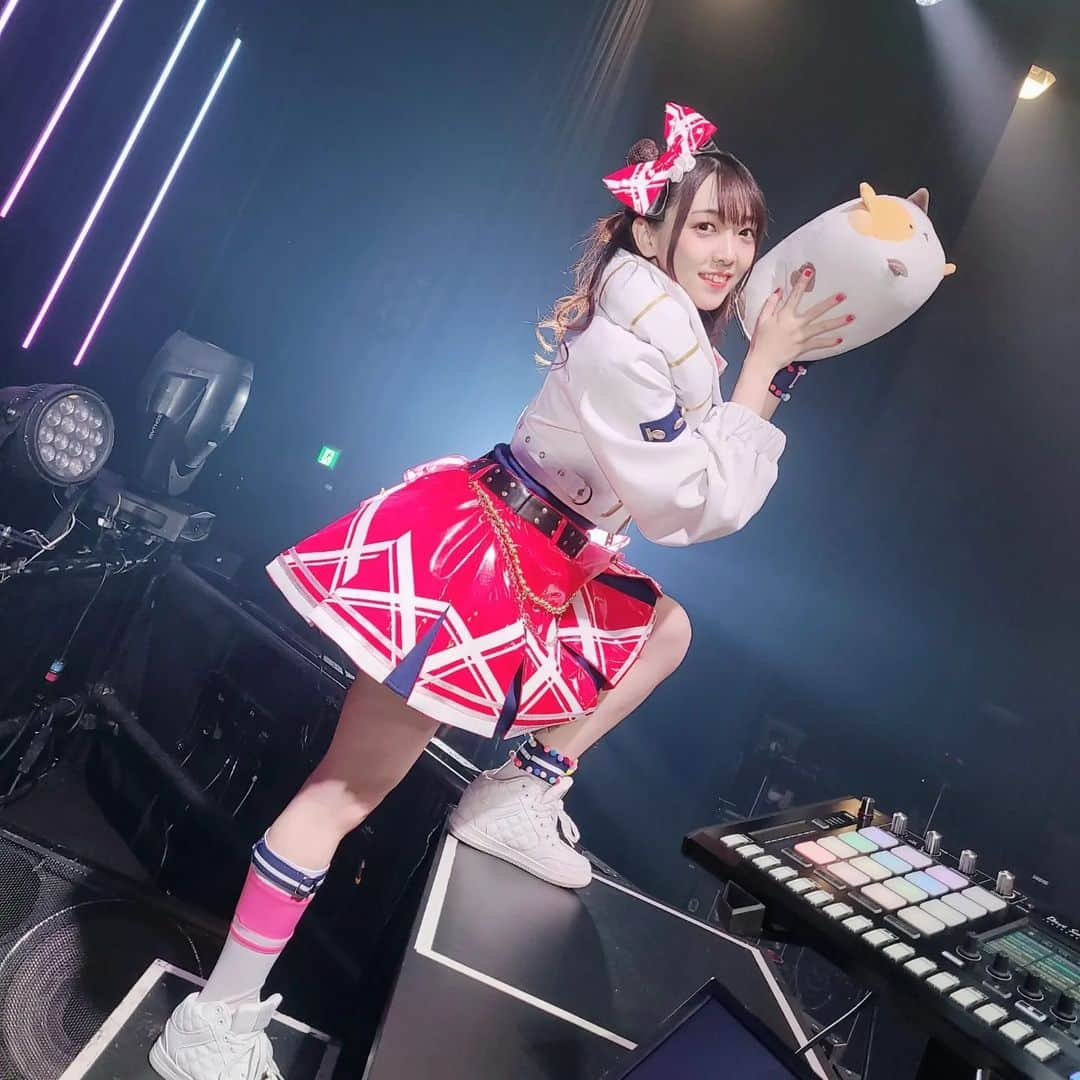 西尾夕香のインスタグラム：「D4DJ LIVE おみゃーにハピあれ＆えびふりゃあとは食べ物ですか？⁡ ⁡ #HappyAround  #lyricallily #ハピアラ #リリリリ  #にょちお  #ライブ  #LIVE  #衣装  #愛本りんく  #zeppnagoya」