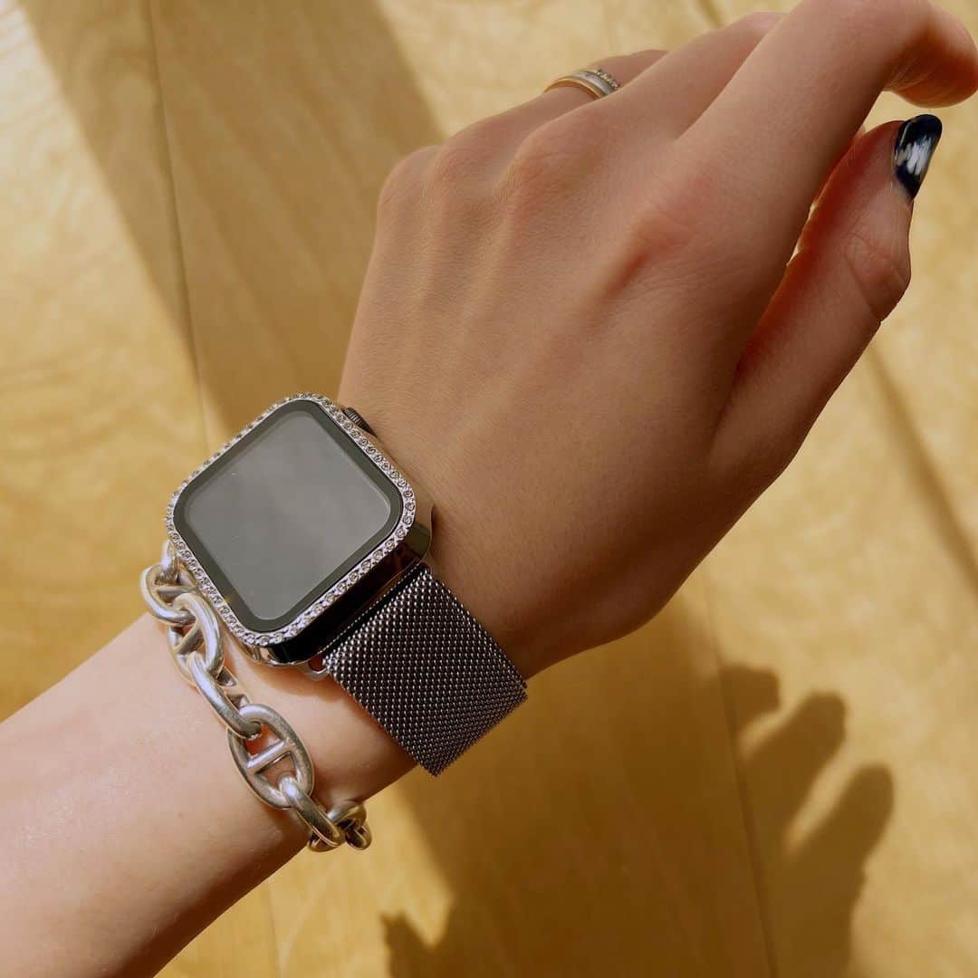 高松チェルシーリナのインスタグラム：「. 年末にApple WatchをGETしまして⌚️✨✨ ケータイをすぐ無くす(家とかカバンの中で)私にはかなりの必需品となりました🤣 . バンドとホルダー？変えたくて、SHEINで買いました😍 全部で1000円くらいかな！？やっす！ てかSHEINで初めて買い物したけど安くて可愛いのいっぱいあってビックリした🥺🍇🌈🌷💕 . #アップルウォッチバンド#アップルウォッチ#applewatch#SHEIN#SHEIN購入品」