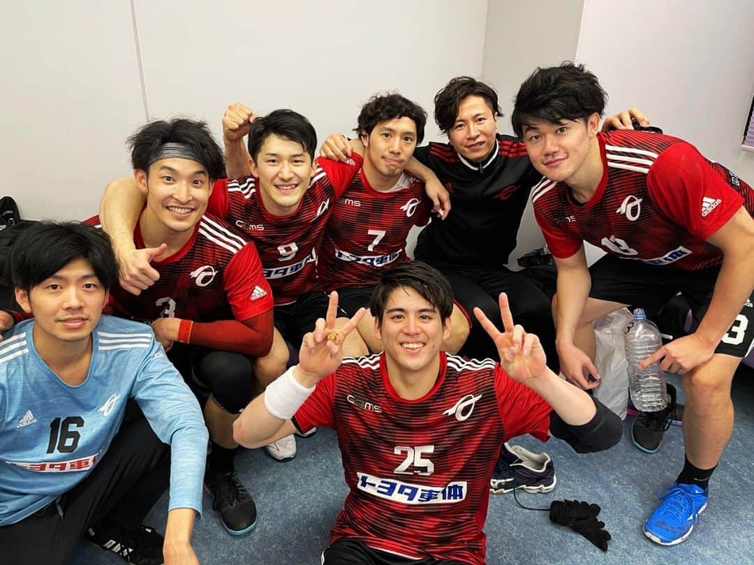 吉野樹のインスタグラム：「. vs 大同特殊鋼 32-29で勝ちました！！  苦しい試合でした。 日本リーグもプレーオフまで 残り1試合となりました‼️  応援宜しくお願いします🥺  #トヨタ車体 #トヨタ車体ブレイヴキングス  #handball #JHL #日本ハンドボールリーグ #WIN」