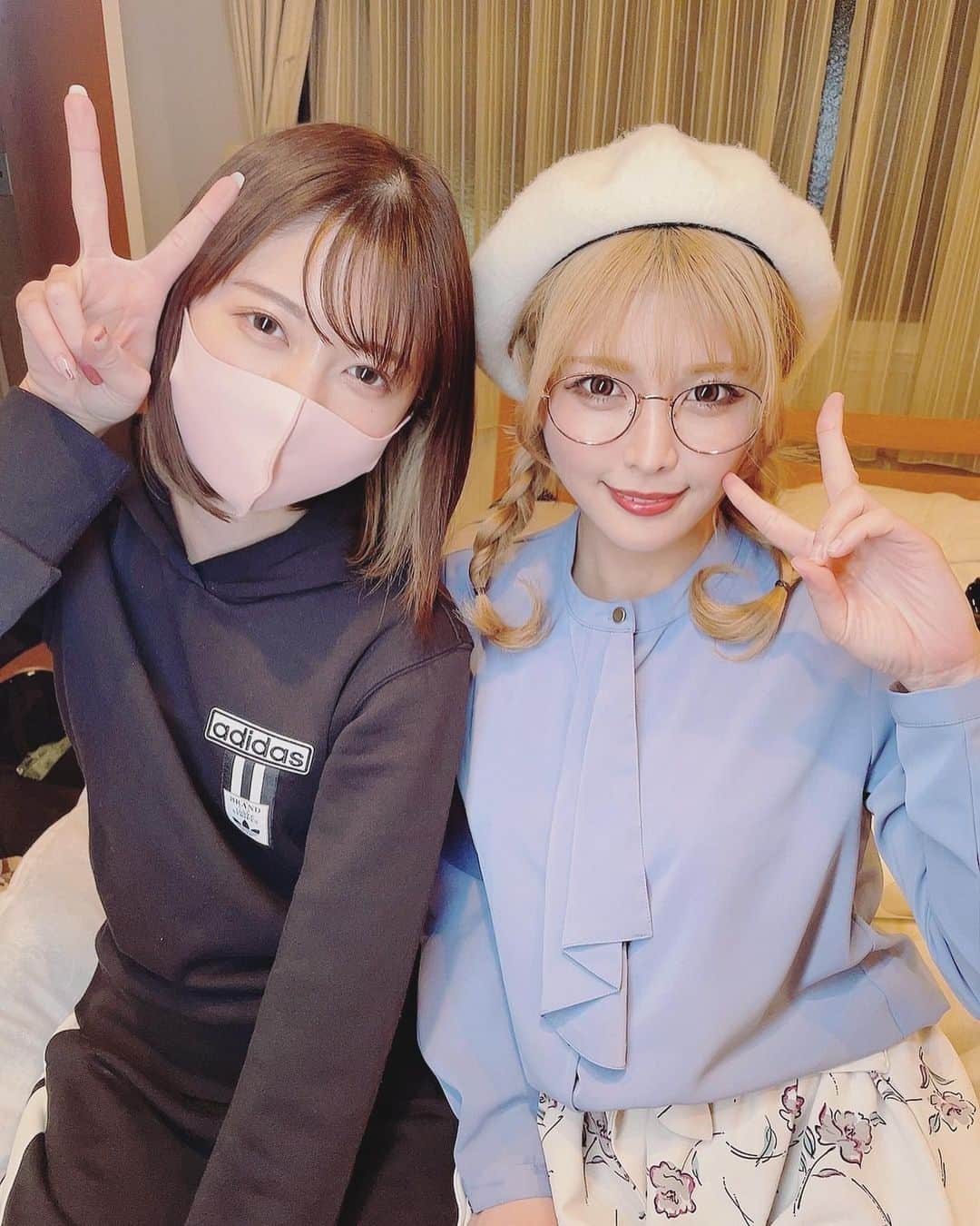 のインスタグラム：「あおいれな監督に撮っていただきました🥺💓 初めての挑戦でドキドキだったけどいまだに色んなことを挑戦できるっていいなぁ…と🥰 れなぱんさんの監督されてる姿がかっこよすぎる！！ そして癒されるし優しかった…きゅん…♡ 発売お楽しみに💓」