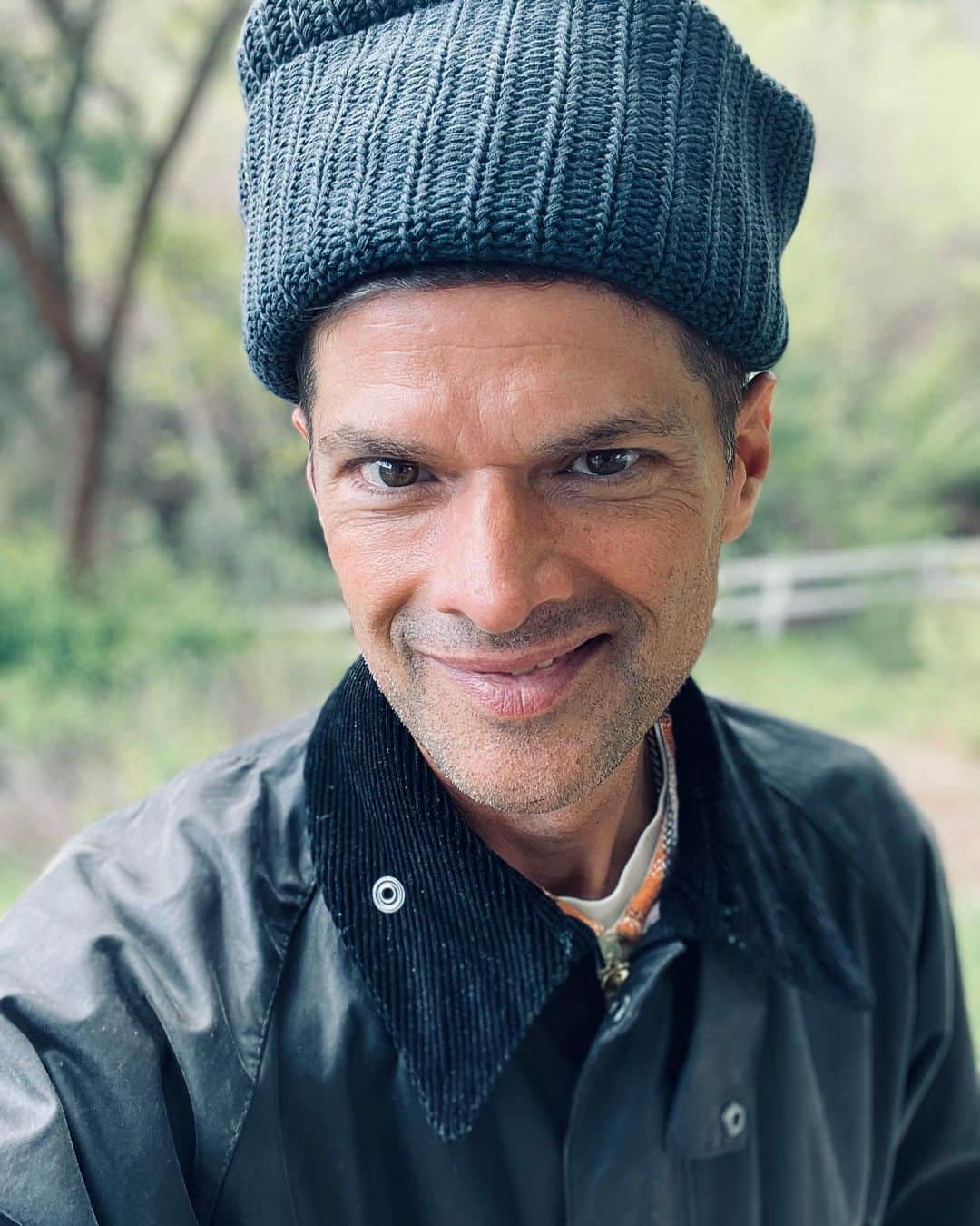 ウィル・マコーマックのインスタグラム：「15 Years clean and sober today and I’m bursting with gratitude. I’m so lucky to be here, and do not take this for granted. I’ve been given so much love from my family and friends and sober community. The feelings of uselessness and self pity have disappeared. Today I’m a father, husband, brother, uncle, son and friend - all because I admitted I was powerless over drugs and alcohol and my life had become unmanageable. If you’re drinking and want to stop, you can. To all the people who have helped me, I love you. To all we have lost, we don’t forget you.」