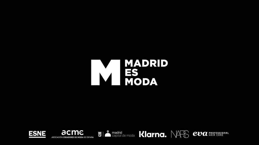 ガルシアマドリッドのインスタグラム：「Comenzando la semana de la moda con esta presentación a prensa tan especial por el centro de Madrid. Ames lo que ames, Madrid te ama 😀Posted • @madridesmoda_oficial Madrid es Moda, iniciativa organizada por @creadoresacme gracias al apoyo de la plataforma @m_c_d_moda del Ayuntamiento de Madrid, ha arrancado  su nueva edición presentando las colecciones de once diseñadores a bordo del autobús #ESLOWFASHION IN MOTION y en las dos paradas que ha realizado en pleno centro de Madrid. Hasta el 14 de marzo, la moda de autor vuelve a la calle con Madrid es Moda, cita que en esta ocasión rinde homenaje y da visibilidad a nuestros artesanos.   #MEM2022 #ESlowFashion #fandelamodaespañola #MadridesModa #rewiringfashion #SpanishFashionFan #madridcapitaldemoda #creadoresacme  🎥 @studiobonusoficial」