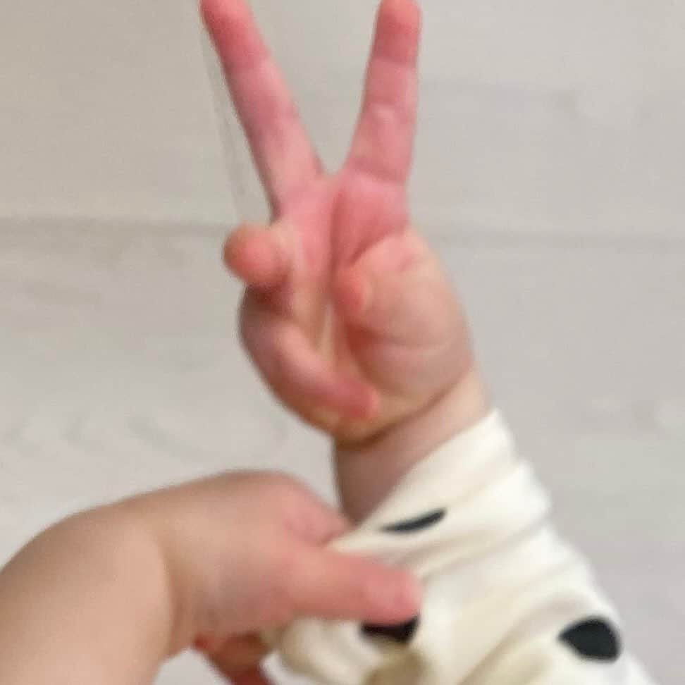 のインスタグラム：「姪っ子。ピースができるようになった。ピース。peace🌎」