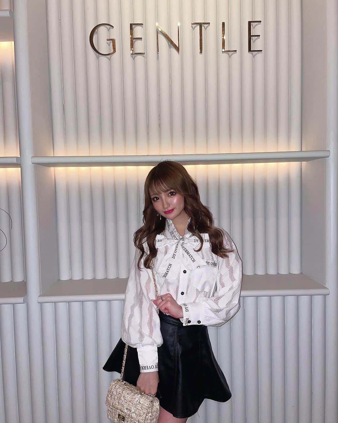 まゆぴちゅーさんのインスタグラム写真 - (まゆぴちゅーInstagram)「Birthday dinner code👗🎀🍴♡  この日はちょっとおしゃれガーリーな 感じだったなぁ🥰（笑） お店知らなかったけど雰囲気合ってよかった🙈  topsはどこのか忘れてしまったけど どっかセレクトショップの👚✩  スカートは、あいかちゃん @mizuike_aika  が経営してるブランドの @charliestyle_official のだよー♡！  ハイウエストでキュってなってて フレアのレザースカートだから スタイル良く見えてお気に入り💋！  @charliestyle_official は、 カップ数や骨格、身長などからもお洋服を 選べるような、“自分のスタイルを活かし 魅力を引き出す服”がコンセプトなんだって♡  可愛いのいっぱいだから見てみてね🎀！  あと、 ツイードがかわいいホワイトのbagは  @selectshop.siriusblue のです👜♡♡ . . . #ディナーコーデ #フレアスカート #レザースカート #ガーリーコーデ #デートコーデ #charliestyle #プチプラコーデ #着痩せコーデ #冬服コーデ #春服コーデ #韓国コーデ #韓国ファッション #ビジョビ」3月5日 19時50分 - mayu_03pichu