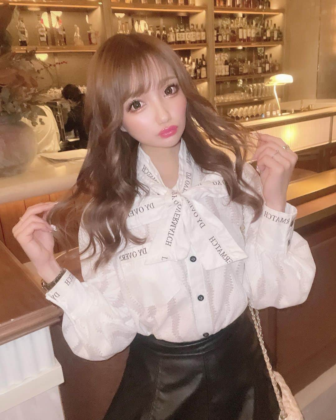 まゆぴちゅーさんのインスタグラム写真 - (まゆぴちゅーInstagram)「Birthday dinner code👗🎀🍴♡  この日はちょっとおしゃれガーリーな 感じだったなぁ🥰（笑） お店知らなかったけど雰囲気合ってよかった🙈  topsはどこのか忘れてしまったけど どっかセレクトショップの👚✩  スカートは、あいかちゃん @mizuike_aika  が経営してるブランドの @charliestyle_official のだよー♡！  ハイウエストでキュってなってて フレアのレザースカートだから スタイル良く見えてお気に入り💋！  @charliestyle_official は、 カップ数や骨格、身長などからもお洋服を 選べるような、“自分のスタイルを活かし 魅力を引き出す服”がコンセプトなんだって♡  可愛いのいっぱいだから見てみてね🎀！  あと、 ツイードがかわいいホワイトのbagは  @selectshop.siriusblue のです👜♡♡ . . . #ディナーコーデ #フレアスカート #レザースカート #ガーリーコーデ #デートコーデ #charliestyle #プチプラコーデ #着痩せコーデ #冬服コーデ #春服コーデ #韓国コーデ #韓国ファッション #ビジョビ」3月5日 19時50分 - mayu_03pichu