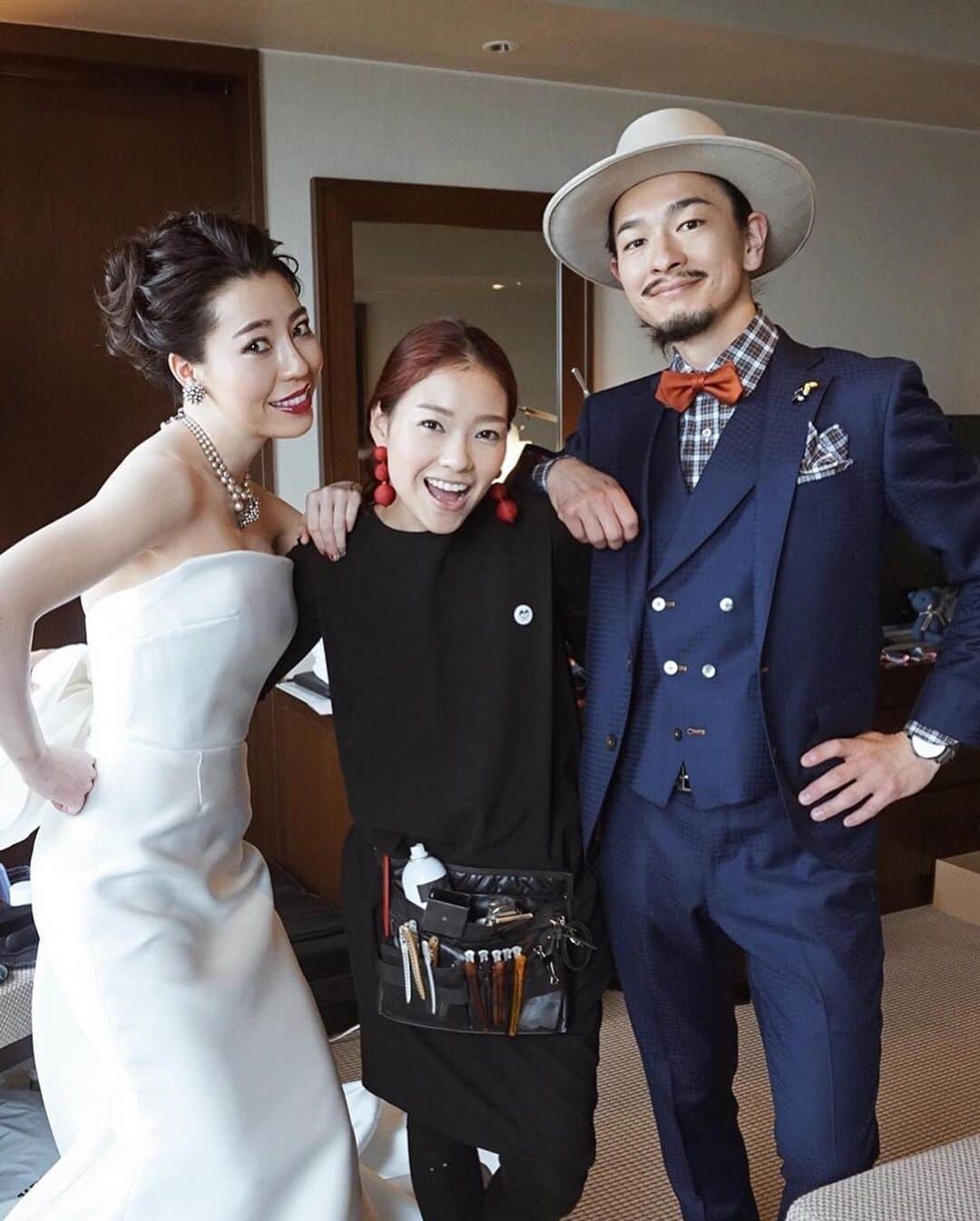 服部由紀子のインスタグラム：「. プレ花嫁様👰🏼‍♀️花婿様🤵🏼‍♂️へ  この度、 ２０２２年４月１６•２４  セウ東京サロン内にて 無料 "花嫁勉強会"を開催することとなりました！  今回のテーマは 『花嫁花婿としての学び心構え』 について。  当たり前のことを知り、結婚式の意味を知り、 自分の選択で選んで欲しい。  いつもそう思っています。  このようなご時世、 未来の花嫁花婿に向けた"ウエディング"への情報提供が 気軽に行われていない現状があることを 結婚式の現場を経験していく中で感じることがありました。  結婚式が初めての人にとっては、  • 会場選びから、これからどんな  準備をしたらいいか • 何を注意して進めたらいいか • マリッジブルーになって2人で解決できない事… • 自分達がやりたい事ってなんだろう… etc  様々な悩みがそれぞれの形であると思います。 お話をしていく中で  『もっと早くセウに出会って知りたかった！』 『アドバイスのおかげで結婚式準備期間を充実出来ました！』  というお声をたくさん頂くことが増えました。  相談難民となりうる、  "花嫁花婿様を一人でも多く救いたい" "初めてのことで知らなかった"  で終わらせたく無いんです。 何故なら一生に一度だから。  そんな思いから… 今回は参加費用なしの、 セウ代表服部由紀子による 花嫁勉強会を開催させていただくことに致しました。  下記詳細となります。  ■４月１６日（土） １部１３：００〜 ⚠️間もなく定員になります   ２部１７：００〜 ⚠️若干空きあり  ■４月２４日（日） １6：3０〜 ⚠️本日から募集の為空きあり  ※所要時間は、２時間ほどとなります。 ※勉強会後に、スタッフとの相談会も実施しております。  ■場所：セウ東京サロンにて 🚃表参道よりＢ３出口より徒歩５分  ■完全ご予約制 メールorお電話にて お申し込みのご連絡を承っております。  📬hairmake.ceu.tokyo@gmail.com 📞03-6712-6422  ■参加費無料  ■参加者条件 奥様、旦那様お二人でのご参加必須💍 ・新婚のお二人 ・結婚式を考えているお二人 ・プレ花嫁様花婿様  ※ご参加の方には、お二人への事前アンケートを実施いたします。  ⚠️同業者の方へ⚠️ 勉強としてのご参加は固くお断りしております。 隠れての調査等の参加は、 その後の信頼関係の問題になります。別日に業界用の勉強会も考えていますので、そちらにご参加くださいませ！  では、まずはお気軽に☺️、 お問い合わせお待ちしております。  ーーーーーーーーーーーーーーーーーーー  どれもいい写真だなぁ  ずっと繋がっていく新郎新婦との関係。  そうなれたのも、深く関わって、 みんなでしっかり結婚式に向き合ってこれたから。  当たり前のことを知り、自分の選択で選んで欲しい。  これが私の願いです😌✨」