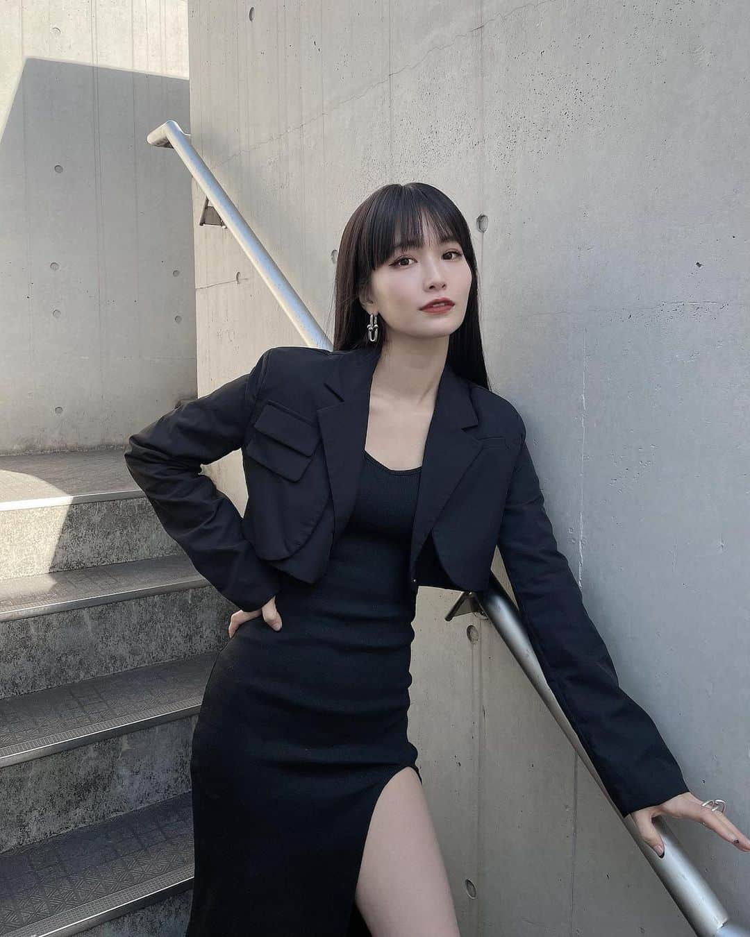 中村くるみのインスタグラム：「🖤🖤🖤  元々オーバーサイズのジャケットが好きなんだけど、 最近はショート丈のジャケットも好き！！！！  この前髪の毛つやつやにしてもらって、 前髪もいい感じにカットしてもらいましたෆ Thx @shinnosuke_suwa  あと先日名古屋帰った時に リンパ流してもらってフェイスラインスッキリෆ Thx @chubuchiryoin」