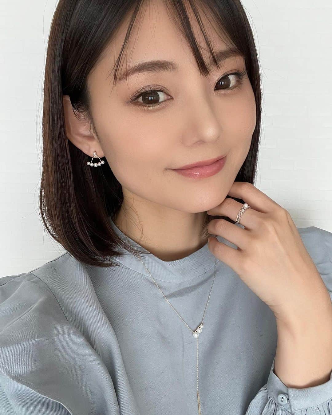 林村ゆかりのインスタグラム：「アコヤ真珠にハマり中😙🤍 柔らかい繊細な輝きが愛おしい。  今月半ばくらいからアコヤ真珠アクセサリー販売をTIKTOKライブにて開始する予定なのです✨良いものを良い価格で販売できるよう頑張ります💪 ライブ配信での新しいお取り組み楽しみです。  #アコヤ真珠 #アコヤパール#アコヤパールピアス #アコヤパールネックレス #アコヤパールリング#パールアクセサリー販売」