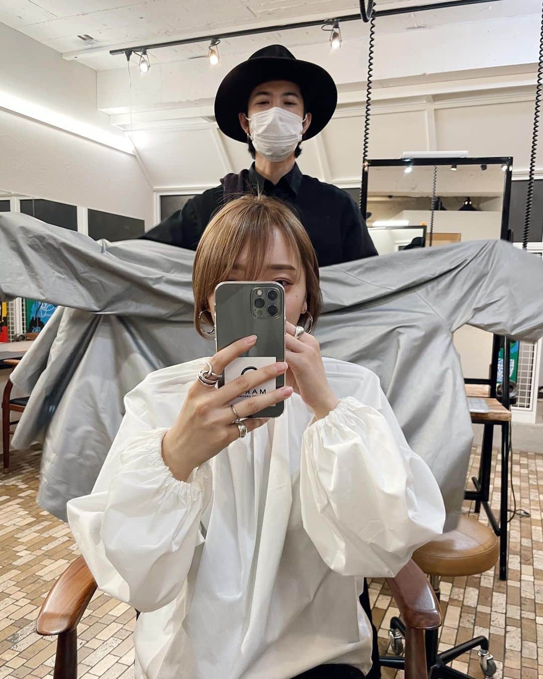 かんだまのインスタグラム：「黒が好きなのは変わりないが、前よりも白が好きなここ最近💭気分だけ伝えて @ky0suke にお任せ☺︎  ショートをだいぶ満喫したので今はひたすら伸ばし中。伸びてきたら髪色ぐっと落ち着かせたい所存。顔が丸くなりすぎてるので、髪型でごまかしてもらった☺︎きょーちゃんありがとーう！！」