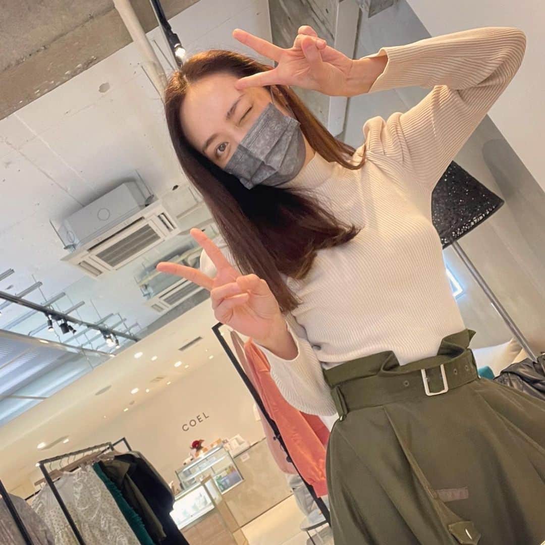 我謝レイラニのインスタグラム：「可愛い子( @plievesaki )と😘 長い髪も素敵だけど‥短くなった彼女もやっぱり可愛い🧡w 私も切りたくなっちゃう〜🥺w ずーっと切りたい願望あるんだけど‥なかなかタイミングなくて切れないでいる(｡•́︿•̀｡) #ウィンク #ダブルピース」