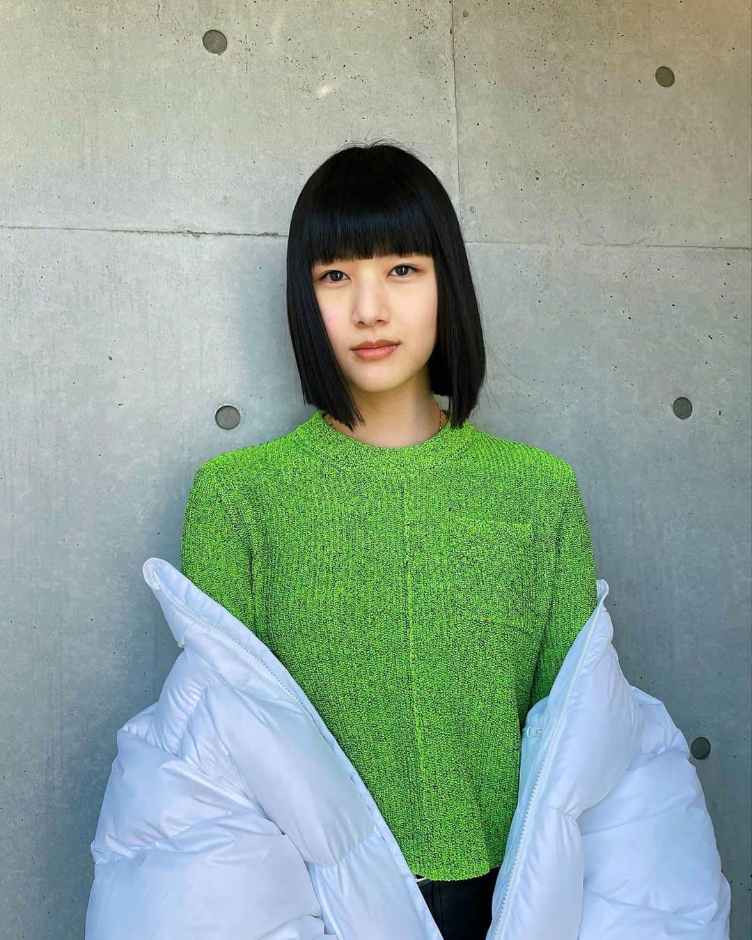 新井貴子のインスタグラム：「俗に言うイメチェン。 冗談です、仕事で切りました❤️‍🔥  10年ぶりのショート✂︎ モデルとしては初めてのショートなので、また新たな表現ができると思うと楽しみ！」