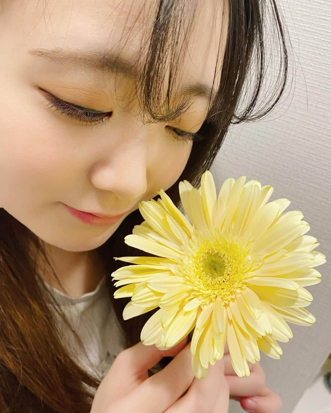 詩月まどか（詩月圓）のインスタグラム：「元気になる黄色。 素敵なお花。 まどかにとってお花は癒しの1つです。 #happiness  #flower  #yellow」