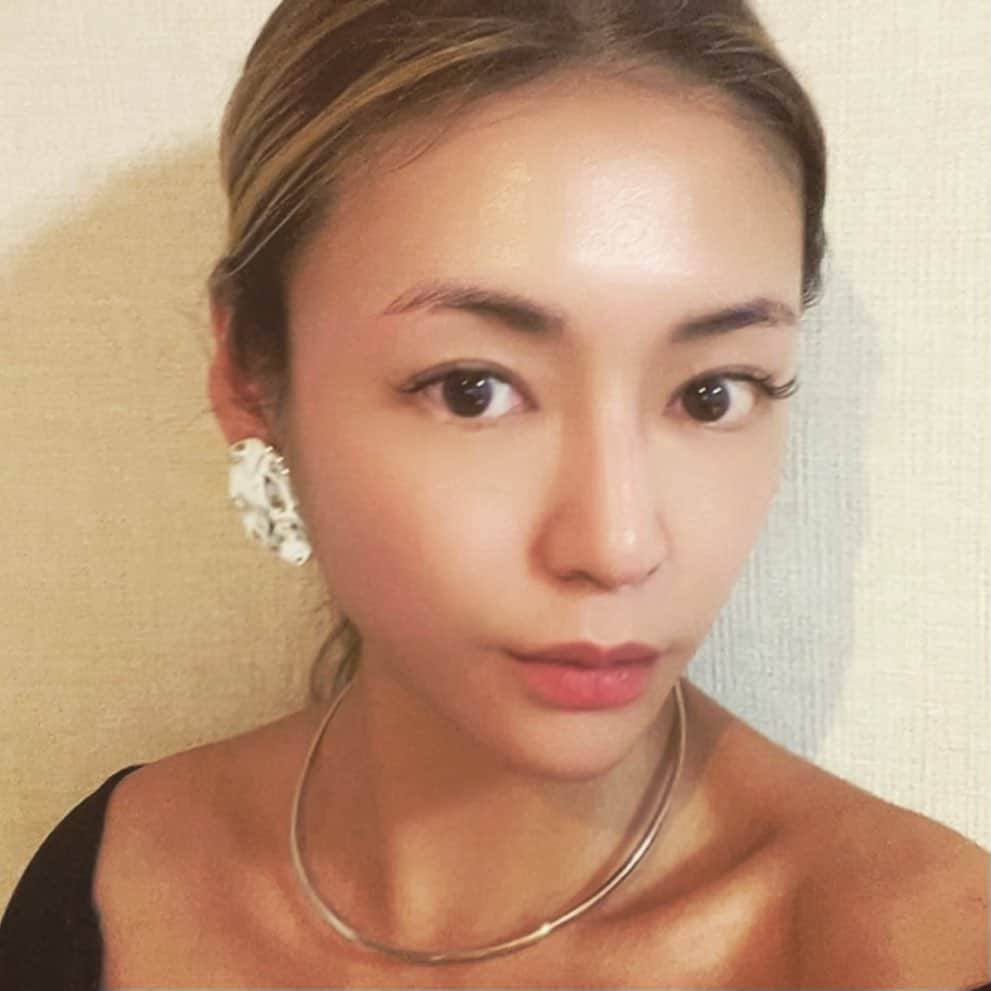 内藤陽子のインスタグラム：「Stairから完売していたシルバーチョーカー、ゴールドチョーカーを本日再販しました❕  sv925製のシンプルなチョーカーです。 シンプルながら存在感があり、 これひとつでカジュアルスタイルからドレスアップまで使えます☆☆☆☆☆  プロフィール欄からサイトへ✨  #stairtokyo」