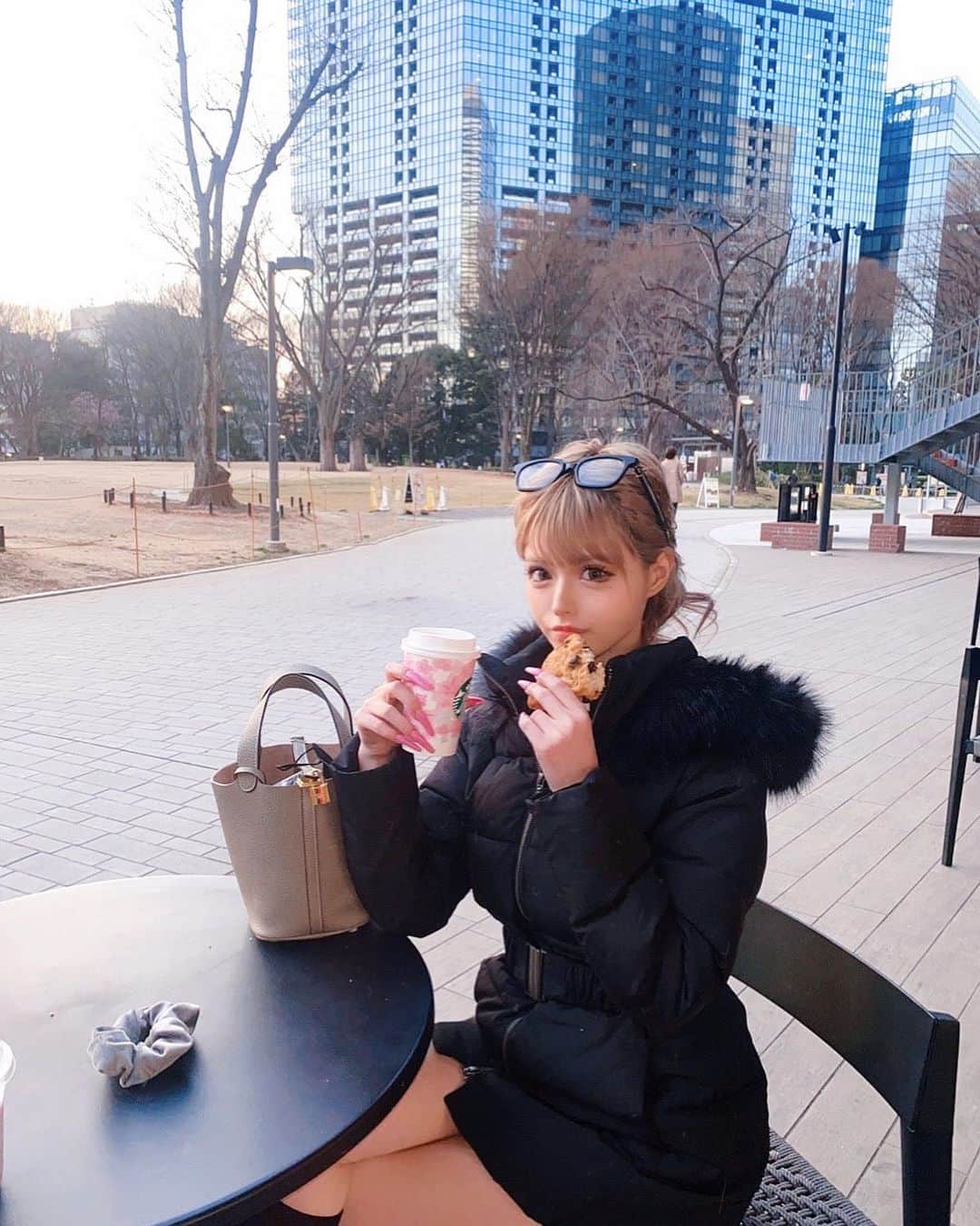 アンジェリカのインスタグラム：「🍪😐🌸💕🤣 . . . トートはやっぱり使いやすい❤︎ . ( ˙-˙ )真顔ｼﾝﾄﾞｲ‪𐤔𐤔‬‪𐤔‪𐤔𐤔‬‪𐤔」