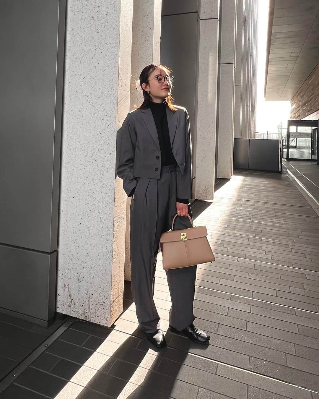 椎名美月さんのインスタグラム写真 - (椎名美月Instagram)「. こういう格好が好きすぎる、、 届いた服当日おろした🌸 ヘアスタイルはシュシュ そして、メイクも女性らしくした🌸  風強かったね〜皆さん花粉、大丈夫ですか」3月5日 20時49分 - mitsuki__shiina