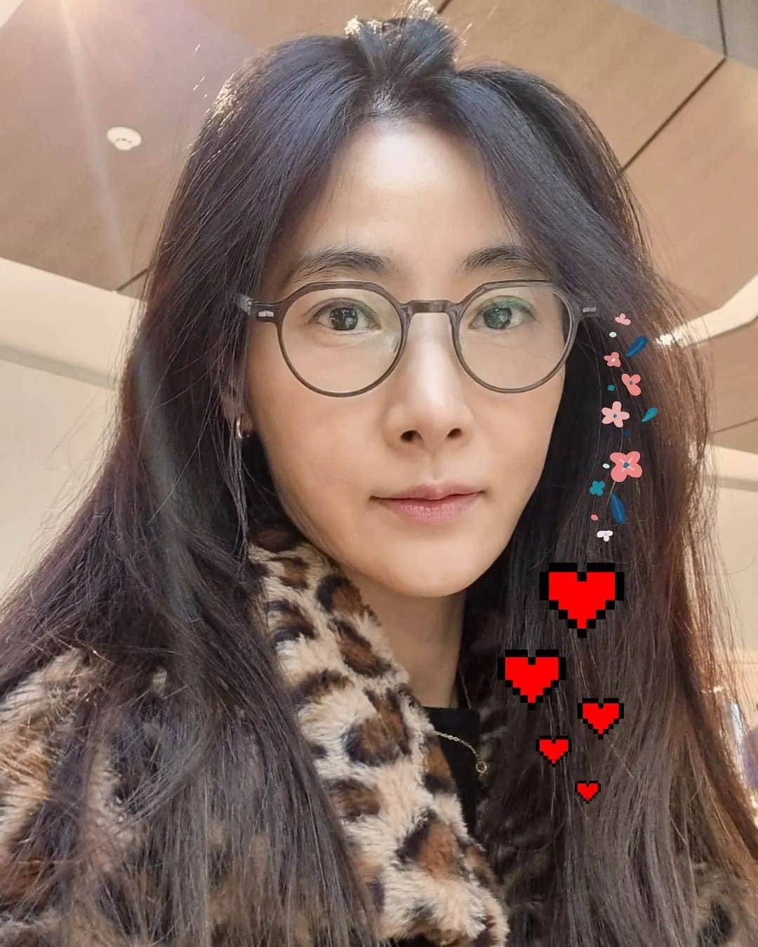 ト・ジウォンのインスタグラム：「#도지원 #dojiwon 😘🙇‍♀️ #happybirthday #엄마 #미역국 🍲 #cake 🎂#icelatte 🥤#voovooeyewear 🤓👓 #thanks 💞 #takecare 🙆‍♀️🌸🥂🍾」