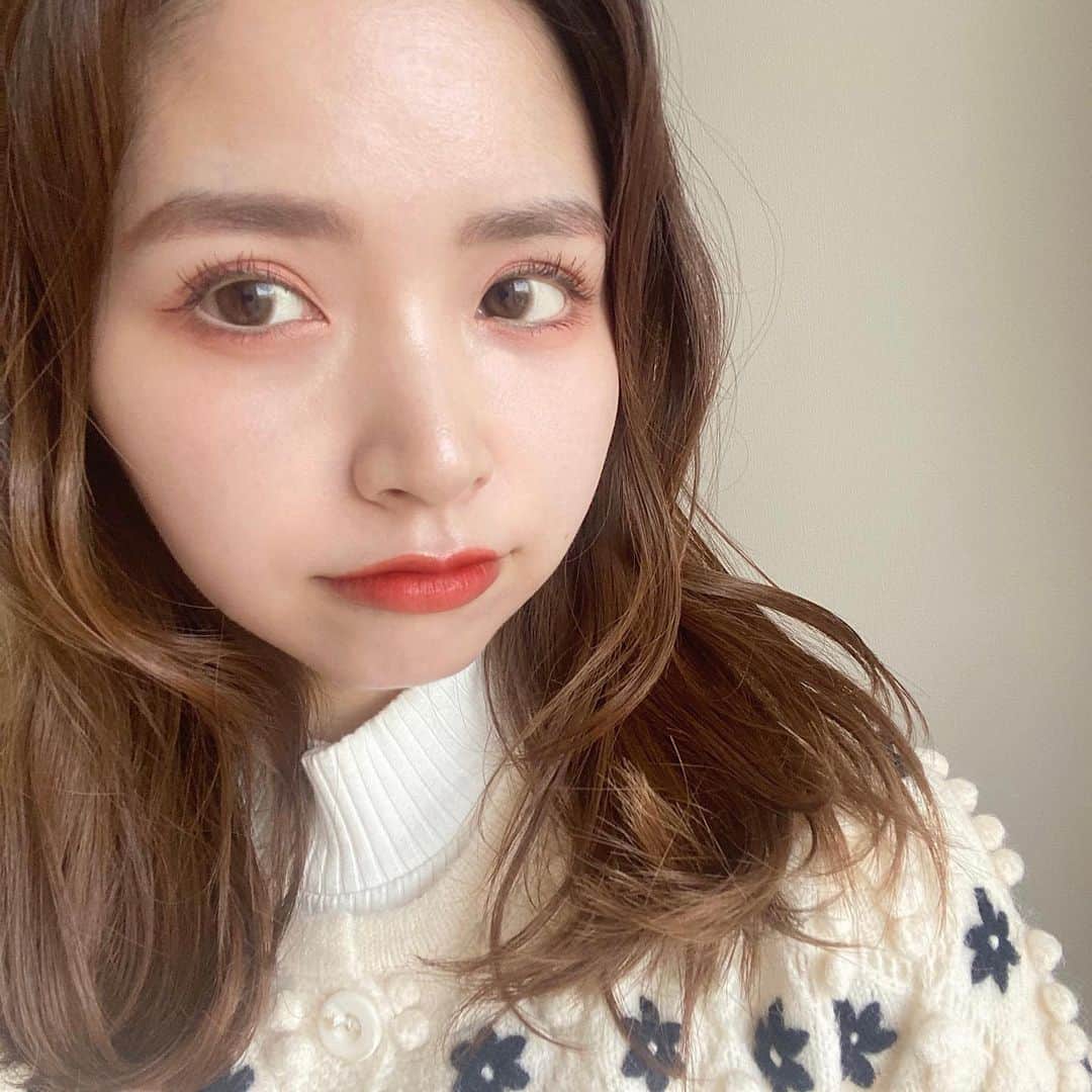 飯坂采子さんのインスタグラム写真 - (飯坂采子Instagram)「3月7日に公式オンラインショップと店頭にて同時発売する @345insta さんプロデュース @ririmew_official のトーンアップカラープライマーの紹介になります✔️ベースメイクで迷子になっている方は必見アイテムなので、それぞれのカラーのレビューもぜひ参考にしてみて下さい♥️！⠀ ⠀ 左から...⠀ <リリミュウトーンアップカラープライマー> パールピンク(化粧下地)ツヤタイプSPF29・PA+++⠀ →血色感と艶感をプラスして肌を自然に明るくみせてくれます。お疲れ顔とも''さよなら''できます！⠀ <リリミュウトーンアップカラープライマー> グローラベンダー(化粧下地)ツヤタイプSPF29・PA+++⠀ →黄ぐすみが気になる方へ。夕方になるとなんだか顔がくすんでくるって方にもオススメです。カバーしてくれるしトーンアップ効果があるから透明感が爆上がり！⠀ <リリミュウトーンアップカラープライマー> サテングリーン(化粧下地)スムースタイプSPF29・PA+++⠀ →カバーしにくい赤みだったりニキビ跡をグリーンの補正効果で自然にカバーしてくれます！特に頬とか小鼻とかの赤みが気になる方は部分使いにも最高です。⠀ <リリミュウトーンアップカラープライマー> ヴェールイエロー(化粧下地)スムースタイプSPF29・PA+++⠀ →全体の色ムラを整えて肌色を均一にしてくれます。イエローはクマも綺麗にカバーしてくれてヘルシーな印象にみせてくれますよ。 ⠀ 【 これ1つで高機能！嬉しすぎる4つの効果 】⠀ ①肌色補正⠀ カラー補正機能で気になる悩みに合わせて4色のカラーから選べて肌色を手軽に補正⠀ ②毛穴レス⠀ ソフトフォーカス効果で毛穴の凹凸をしっかりカバーしてまるでなかったことに⠀ ③変化するテクスチャー⠀ 潤いのあるウォータリーな質感から保湿へと導くオイル構造に変化して肌への密着度がアップ⠀ ④石鹸でオフ⠀ 汗や水に強いウォータープルーフ処方なのに石鹸で簡単オフお肌の負担への配慮⠀ ⠀ これらに加えてUVカット効果もしっかり入っていてとにかく万能すぎるプライマーとなっています✔️少量で満足できるからコスパもいいです！しっとりしてるけどベタつかないとこもお気に入り😘！そして、、、ぜーんぶ試した結果の一押しは、やっぱりラベンダーカラーのグローラベンダーがすき！昔からラベンダーカラーのベースとかパウダーとか大好きでとにかく透明感が爆上がりします〰️ ⠀ ⠀ 購入できるお店は...⠀ 全国のロフト、PLAZA、@ cosmeTOKYO ※一部店舗を除くで購入できるので見掛けたら買いです🛒 ⠀ ⠀ #PR#Ririmew#リリミュウ#指原莉乃#化粧下地#トーンアップ#プライマー#トーンアップカラープライマー#新作コスメ#春コスメ#プチプラコスメ#コスメレビュー#コスメレポ#あや_コスメ」3月5日 21時07分 - ayamini316
