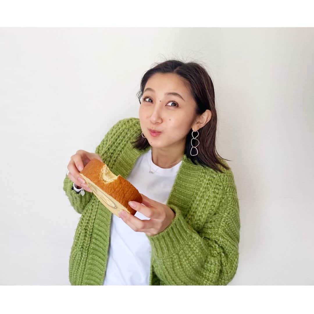 近藤夏子さんのインスタグラム写真 - (近藤夏子Instagram)「.   シノがTIMEで食べていたバームクーヘン。 美味しそうすぎて、シノが可愛すぎてメールしたら なんとお土産あるよ〜と😭🧡 　 手に持つと倒れてしまうくらいフワフワ😍 シノ〜ありがと〜❣️ 夢のガブリ食べ 幸せ〜！  毎日、もぐもぐパクパク止まりませんっっ 　 もうほとんどない。  　 シノありがとう 今度、たまご渡すね  　 #バームクーヘン　#穴開いてるからゼロカロリー　#ゼロの形だからゼロカロリー #島田屋製菓」3月5日 21時09分 - kondokako0804