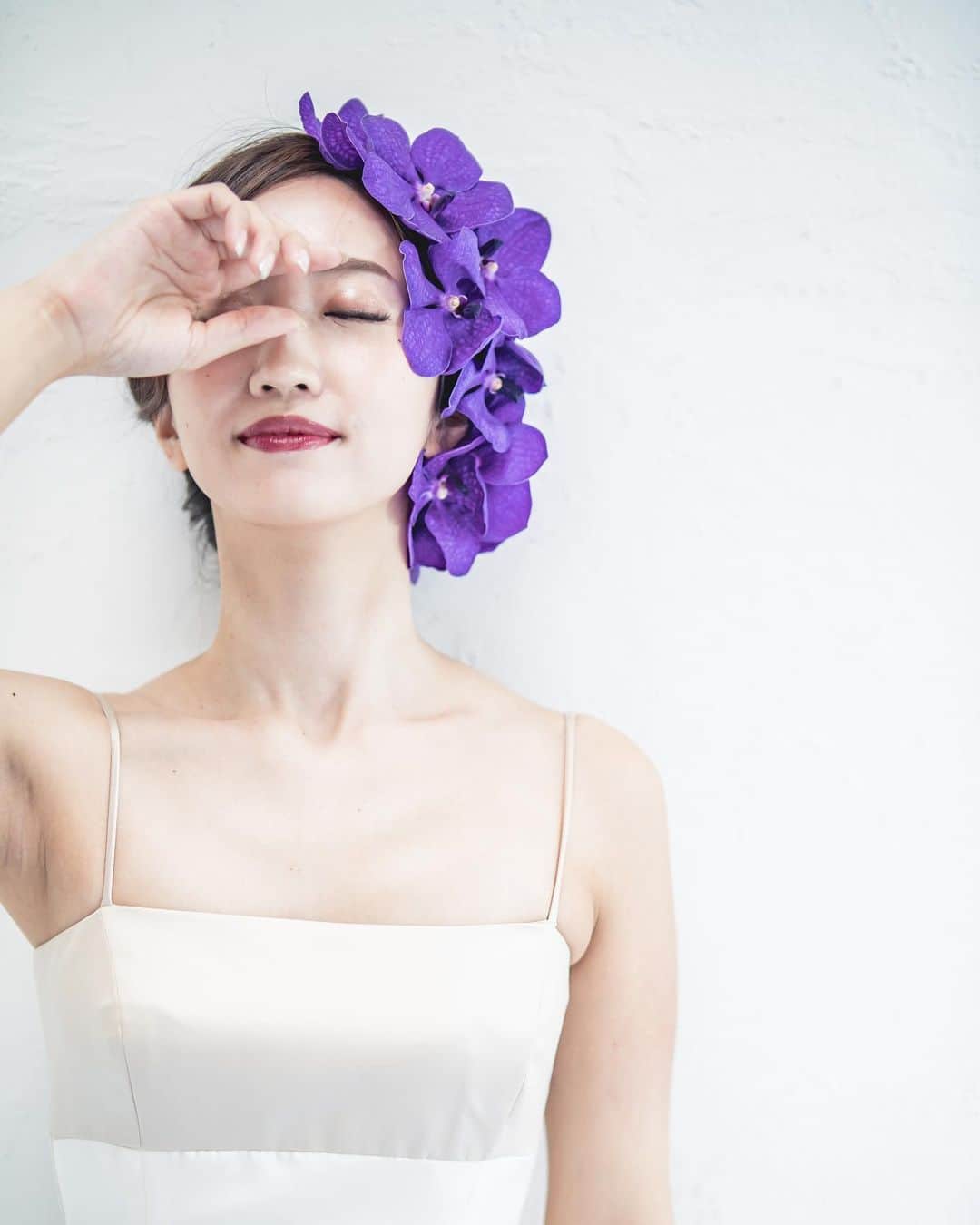 曲渕伊代のインスタグラム：「結衣さんが生花の蘭を頭にたくさん 付けてくれたヘアスタイル💜 自分では挑戦しにくいけどお気に入り☺️  #そういえばモデルナアームだった（4枚目）」
