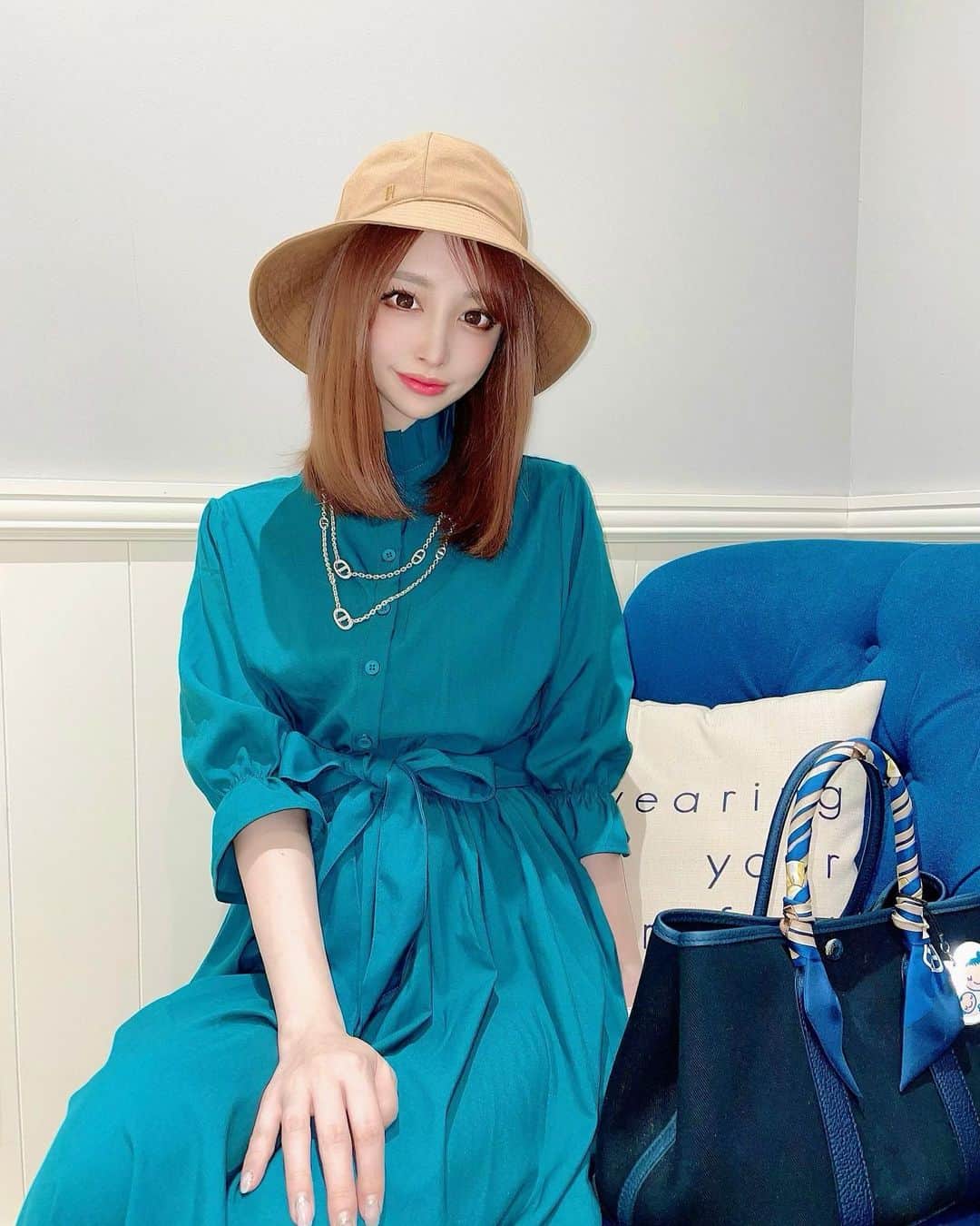 のインスタグラム：「お腹が大きくなってきて🤰 プチプラでゆったりとしたお洋服買うことが増えた🥰💕 このワンピは @grl_official なんだけど、 形も可愛くて大正解💗 ワンピ以外は全部HERMES🍊 ． #ootd #grl  #グレイル #grlコーデ  #プレママ #新米ママ #女の子ママ #令和4年ベビー #プレママさんと繋がりたい #マタニティ #妊婦生活 #安定期 #初マタ #マタニティ記録 #妊娠6ヶ月 #安産祈願 #妊活 #不妊治療 #マタニティコーデ」