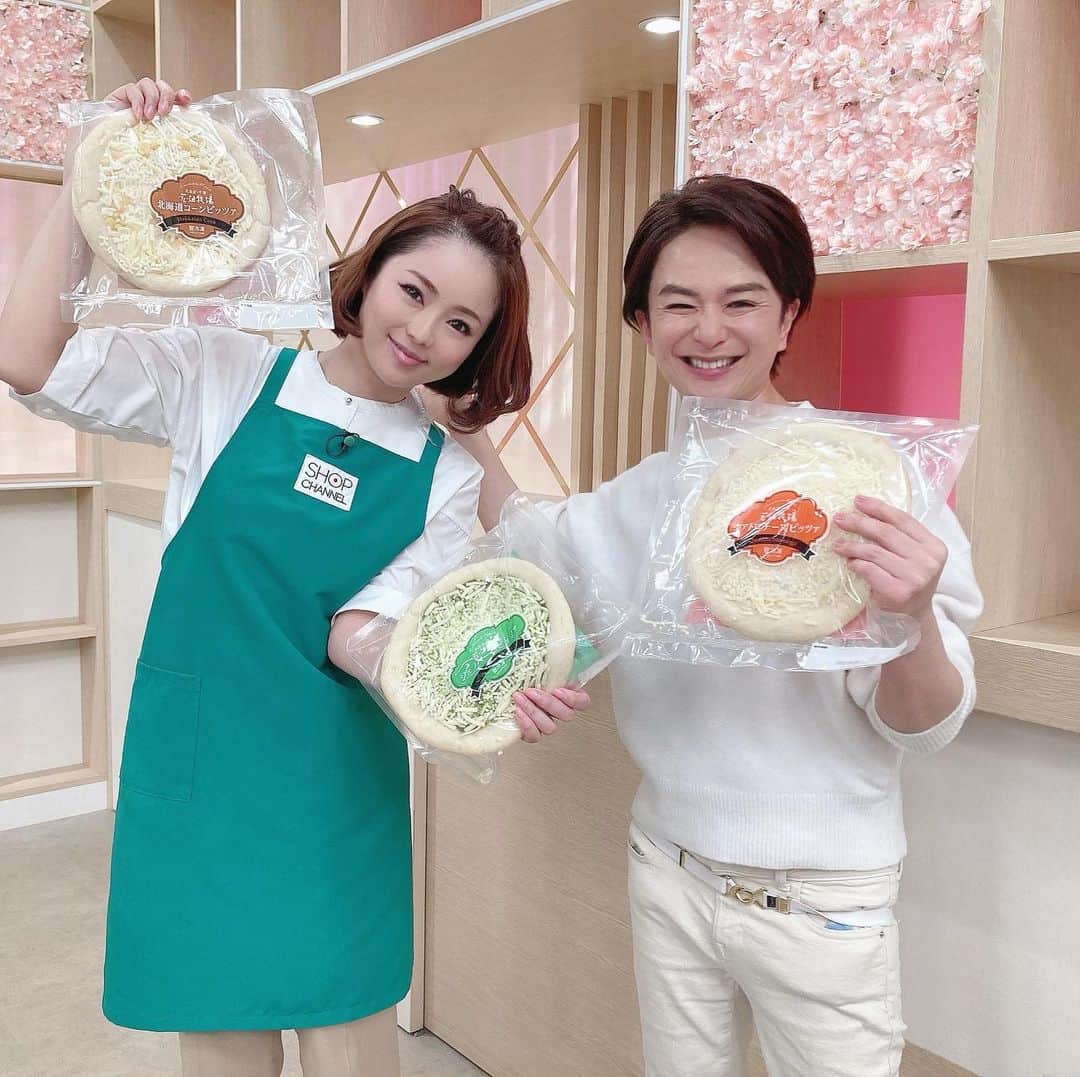 近藤英恵のインスタグラム：「三崎キャストのいちおしにお邪魔しました🍕 じつは、本番１時間前に出演が決まったのでした。生放送の現場は色んなことがありますね。忘れられないオンエアです🙌  #イベント#🌸#春いち#いちおし企画#降って湧いた#同期共演#😂#三崎キャスト#🍕#🍴#🎤#お仕事」