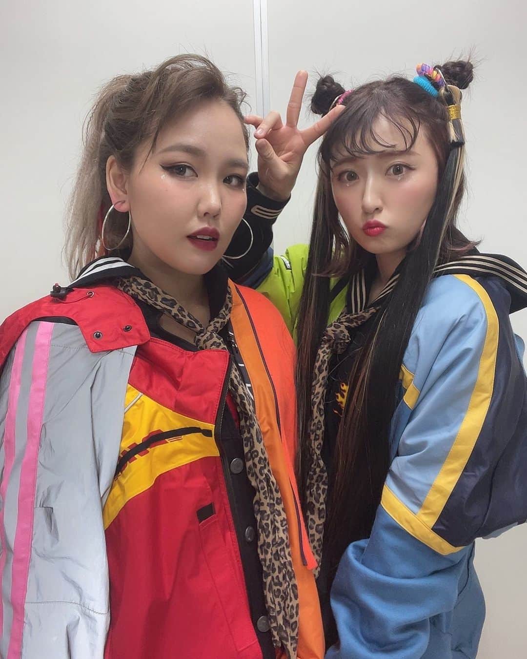 にこのインスタグラム：「関西コレクション本当にありがとうございました😔  初めて応援してくださってる方々を 目の当たりにしてランウェイどころじゃなくなって号泣しながら歩いてた😧  にこちゃんりほちゃんって書いてある うちわとか清彦とかブタのヘアバンド付けてる子とかいっぱい見つけれて 本当に本当にもう...言葉になりません。  また出させていただけるようにより一層頑張ります！！！うぉおおおお！！！」