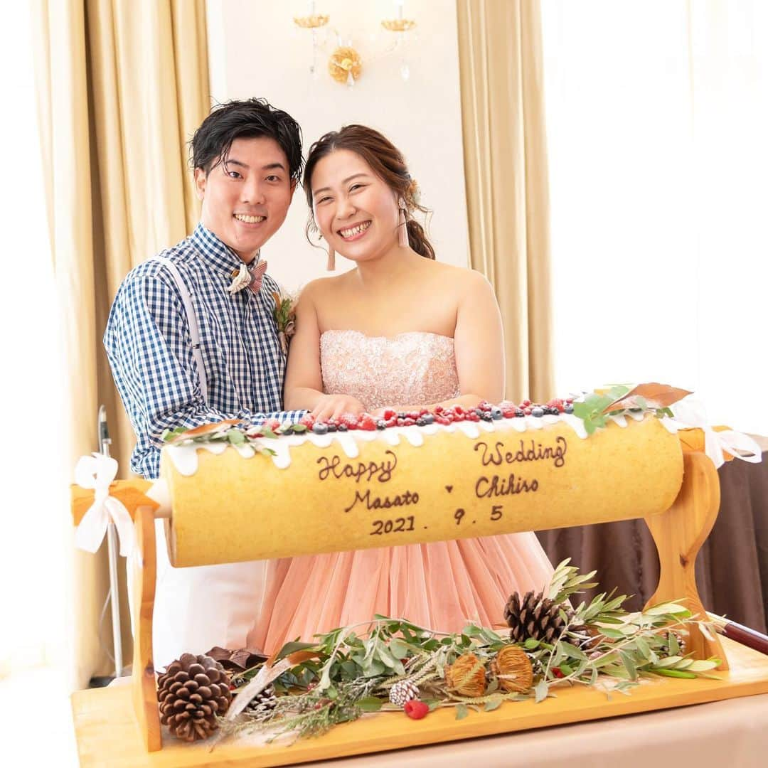 福井結婚式 ヴィラグランディス福井のインスタグラム：「【#weddingcake】 ・ ・ ヴィラグランディスオリジナルの ウエディングバームクーヘン💓 ・ 食べさせ合いっこではなく おふたり一斉にぱくっ✨ ・ ・ お世話になった親御様にも 感謝の気持ちをこめて 召し上がっていただきました✨ ・ ・ ・ ・ #ヴィラグランディス福井 他の写真も気になる方はプロフィールから 公式HPもご覧ください▶︎▶︎▶︎ ⁡ ・ ・ To All Lovers... 〜すべての愛しい人たちへ〜 ・ ・ ∞∞∞∞∞∞∞∞∞∞∞∞∞∞∞∞∞∞∞∞∞∞∞∞∞∞ ⁡ ヴィラ・グランディス ウエディングリゾート福井では ブライダルフェアを開催中です！ Instagramからでもご予約受け付けておりますので お気軽にDMからご連絡ください🕊 𓈒 𓂂𓏸 お待ちしております✉ ⁡ #ヴィラグランディス福井 ⁡ 他の写真も気になる方はプロフィールから 公式HPもご覧ください▶︎▶︎ ⁡ ∞∞∞∞∞∞∞∞∞∞∞∞∞∞∞∞∞∞∞∞∞∞∞∞∞∞」