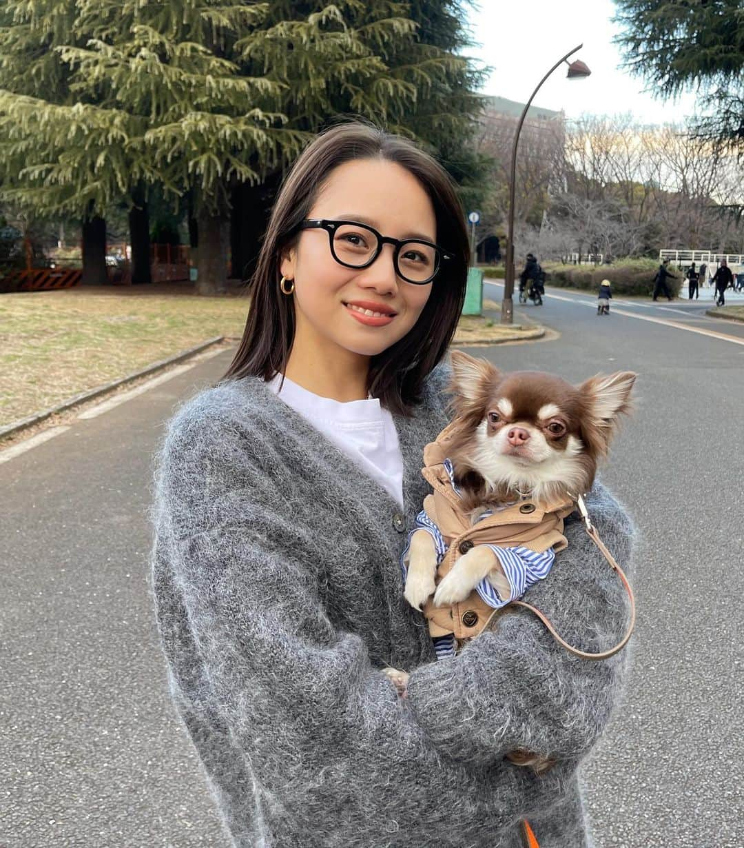 伊原葵さんのインスタグラム写真 - (伊原葵Instagram)「New 💇🏻‍♀️✨  ちょっと前のお話〜撮影前にメンテナンス！ カラーとトリートメントと前髪整えて〜✨ 赤みを消して、透明感でってお願いした🤘🏻 明るさはキープで最近は染めてる🌷  抜けやすい毛質&明るくしてるとすぐ 赤みでやすいタイプなので最初は濃くいれてるよ〜！  でも、光に当たると暗くないのがわかる☺️  👶🏻と🐶にも癒された1日でした♡ @minami_osawa さんありがとう〜♡ 本当にいつも優しくて、安心感があるんだ〜らぶ♡  #haircolor」3月5日 22時10分 - aoi186