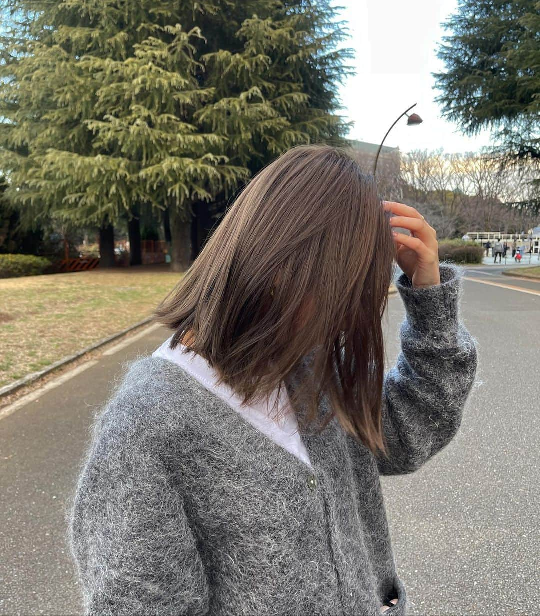 伊原葵さんのインスタグラム写真 - (伊原葵Instagram)「New 💇🏻‍♀️✨  ちょっと前のお話〜撮影前にメンテナンス！ カラーとトリートメントと前髪整えて〜✨ 赤みを消して、透明感でってお願いした🤘🏻 明るさはキープで最近は染めてる🌷  抜けやすい毛質&明るくしてるとすぐ 赤みでやすいタイプなので最初は濃くいれてるよ〜！  でも、光に当たると暗くないのがわかる☺️  👶🏻と🐶にも癒された1日でした♡ @minami_osawa さんありがとう〜♡ 本当にいつも優しくて、安心感があるんだ〜らぶ♡  #haircolor」3月5日 22時10分 - aoi186