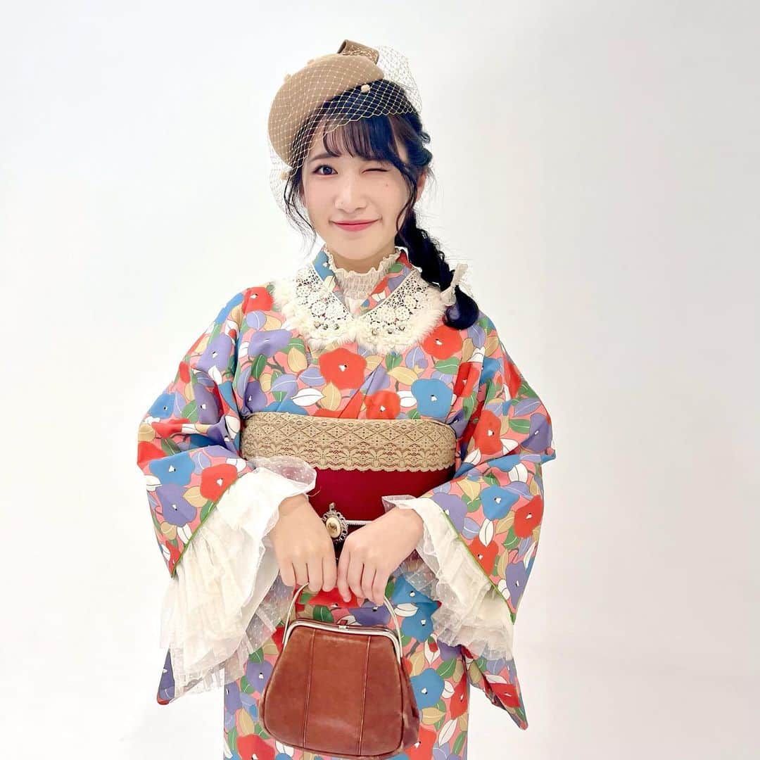 加藤一華のインスタグラム：「. 👘👜💠🤍  #大正ロマン #レトロ着物 #着物選び楽しかった☺️ #ベレー帽は絶対って決めてた！ #こういうの着てみたかった🥰 #お店の人とコーディネート考えて #沢山アドバイスもらって #ヘアスタイル可愛くしてもらって #盛り盛りです✨ #編みおろし  #編み下ろし #編み込みアレンジ  #着物ヘア  #着物ヘアアレンジ」