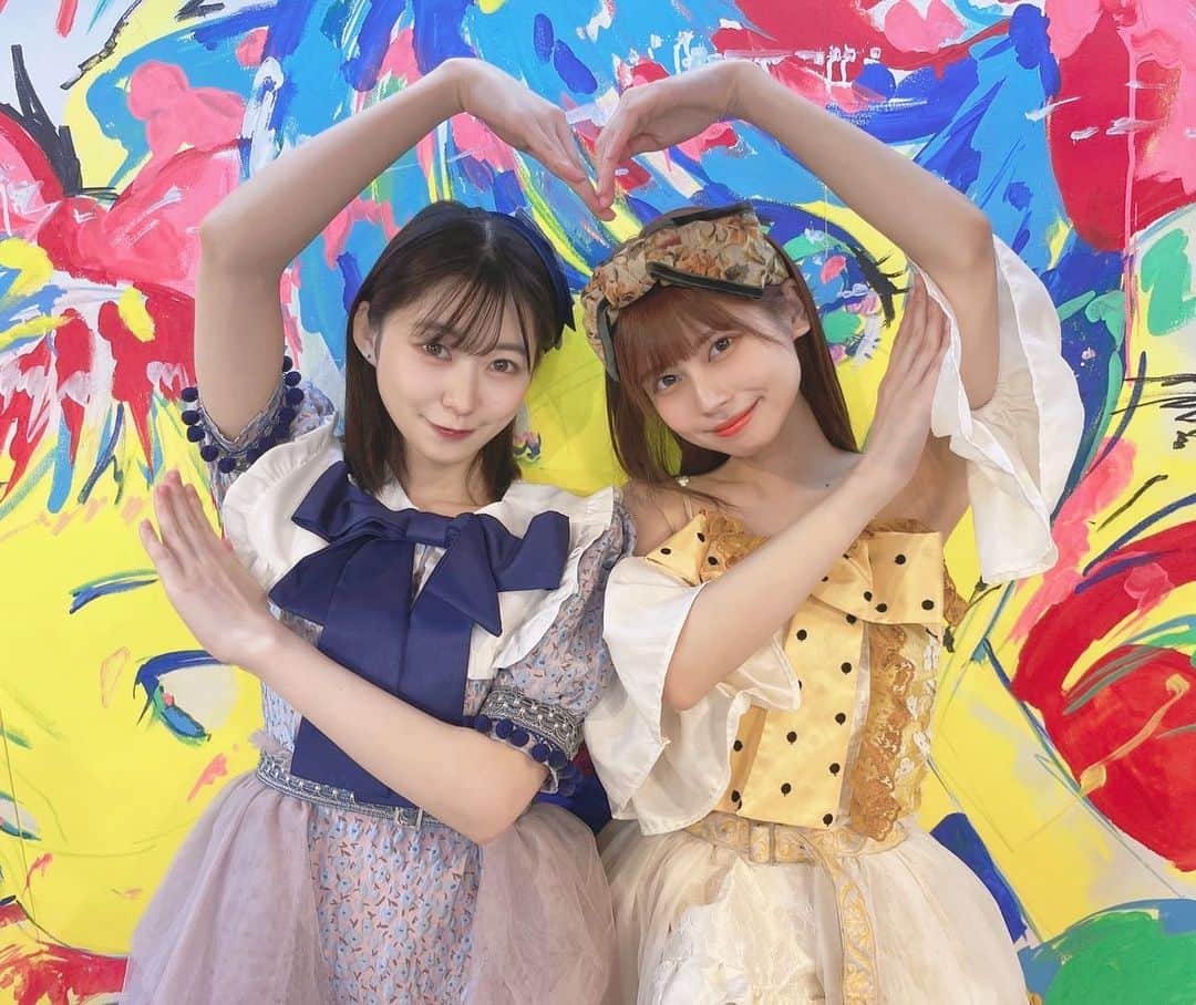 空野青空のインスタグラム：「#ドキワク リリイベ🎠🎡🎢 ありがたきでしたヾ(*´∀｀*)ﾉ  おぺろとふたりで貸切〜✌️ ブルベちゃん✖️イエベちゃん て感じですな💙💛  髪型もおそろっちにしてみた（サラサラストレート）すてきなおチェキみんなに届くの楽しみすぎる‼️٩( 'ω' )و お迎えカンシャア🙏🏻  あかちゃんのモノマネ上手くなりたいにゃんこ🐱  #でんぱ組.inc #dempagumi  #あおにゃん #空野青空 #ぺろりん #鹿目凛 #vv渋谷本店  #ヴィレヴァン  #ヴィレッジヴァンガード  #双子コーデ  #同級生 #おない #ブルベ #イエベ」