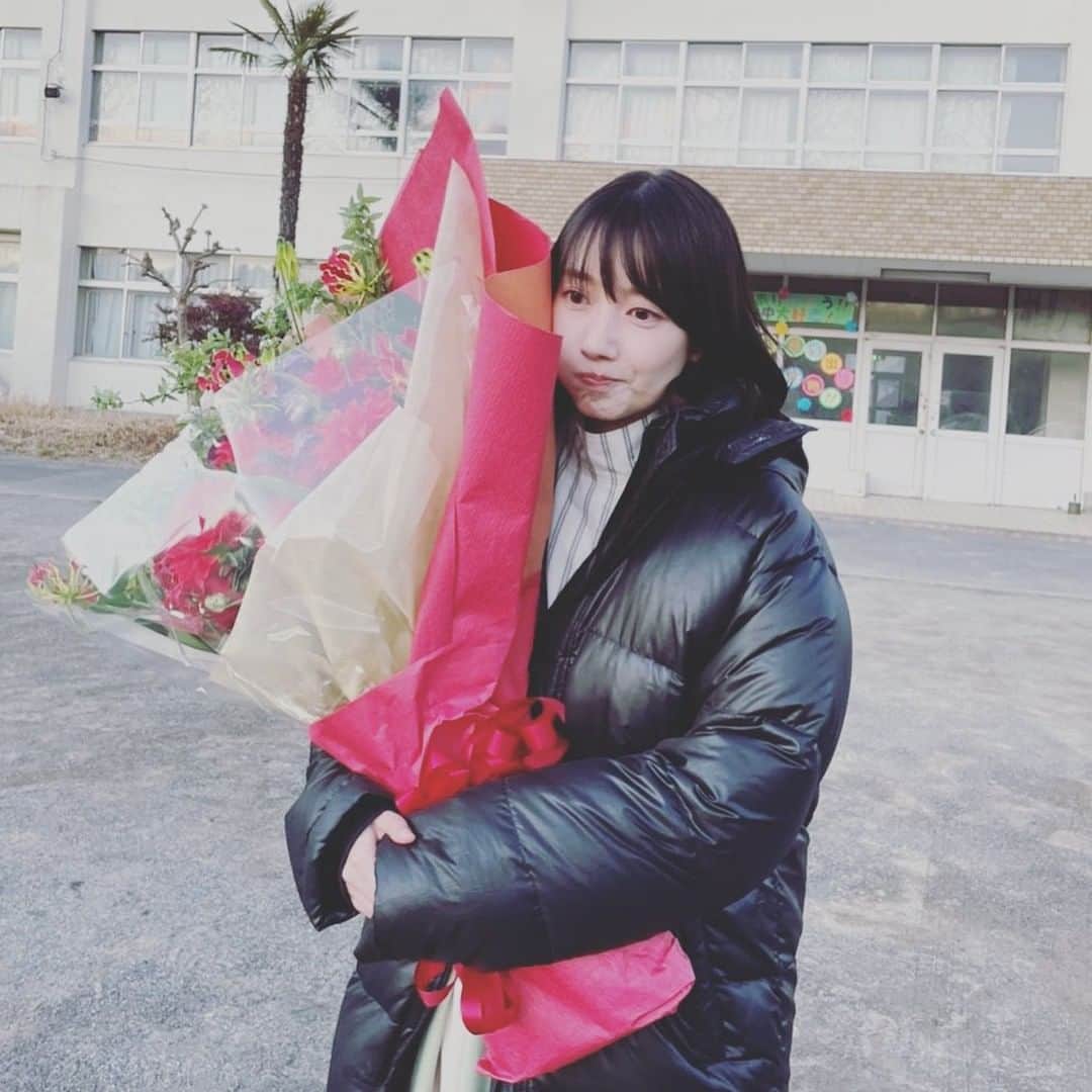 波瑠のインスタグラム：「愛しい嘘 ありがとうごさいました。 痛みながらも愛を貫こうと手をとった2人。 終わりにいただいた花束の重みは、 望緒と中野の愛そのものだったのかもしれないですね。」