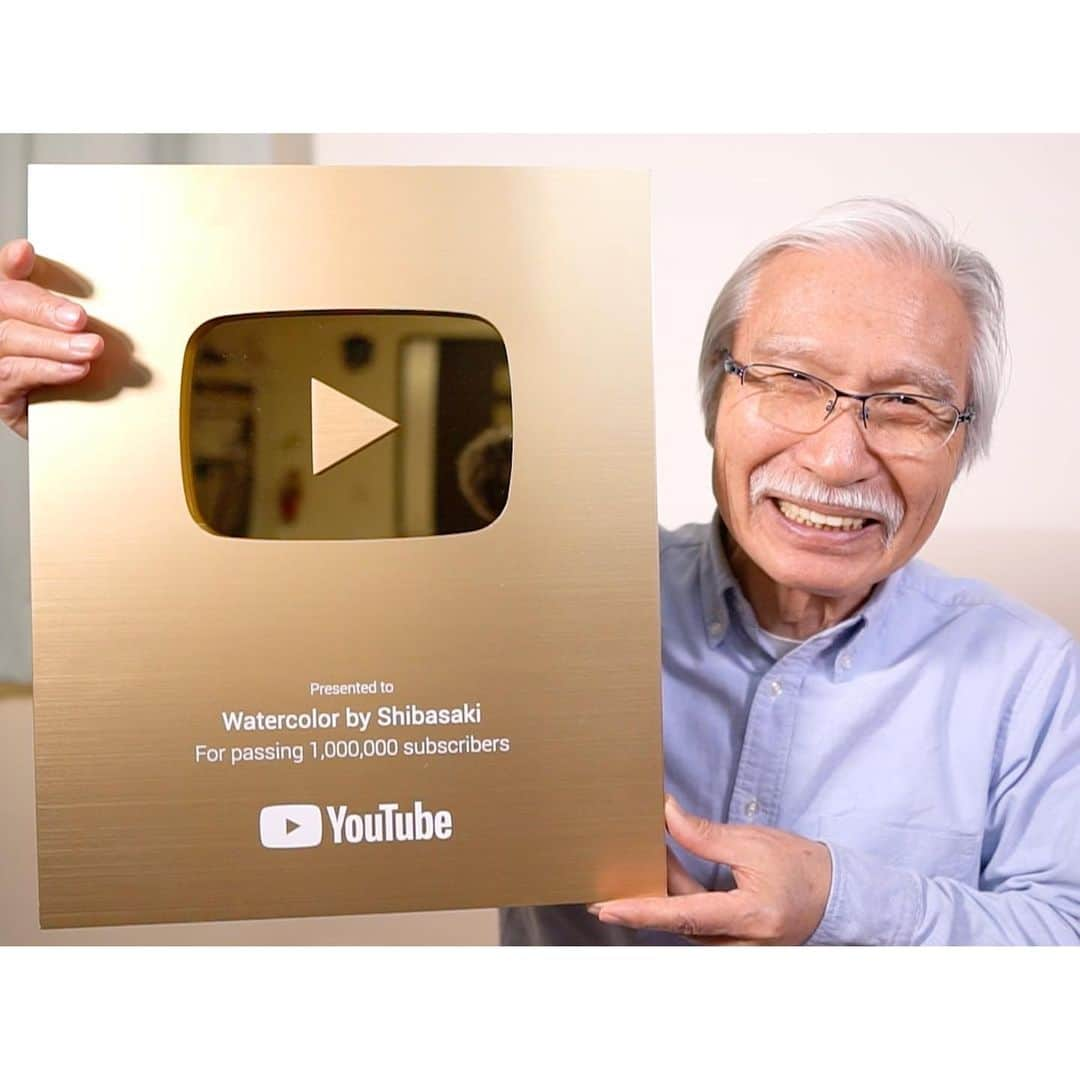 柴崎春通のインスタグラム：「金の盾、届いたよ!  https://youtu.be/Unx6bKS89i4  It is finally here! 1M Gold Play Button!!  @youtube 🤗😽 Thank you sooooo much!!  YouTube: Watercolor by Shibasaki  #youtube #youtubecreatorawards #shiba_watercolor #watercolor #painting #drawing #goldplaybutton #japan #金の盾 #ありがとう」