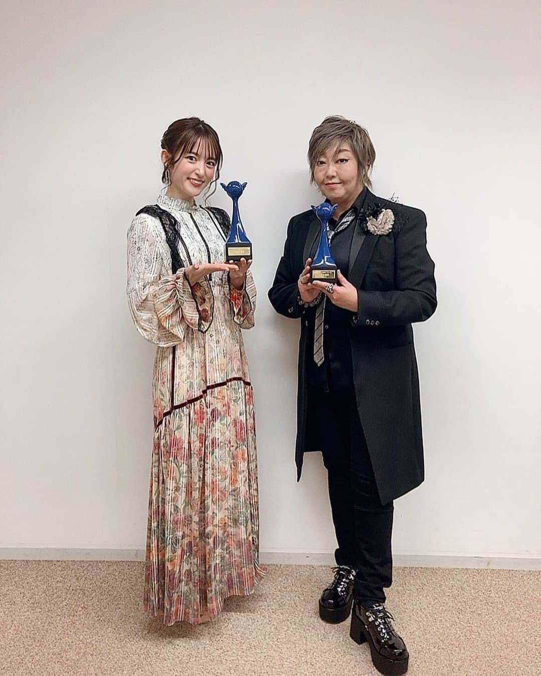 小松未可子さんのインスタグラム写真 - (小松未可子Instagram)「第十六回 声優アワード 助演女優賞を頂きました。  人生で初めてのトロフィー。 ずっしりと、これまでの声優人生分が詰まっているような重さを感じました。  正直に言うと、こういった賞にはご縁が無いと思っていたので、本当にステージに上がるまでは半信半疑だったのですが、  スクリーンに映し出されたキャラクター達の声を聞いた瞬間に、実感がふつふつと湧いて、涙の気配が。 これはどんな気持ちなんだろう…  関わることの出来た作品やキャラクター達への敬愛、作品作りに携わる関係者の皆様への感謝、応援してくださっている皆様への熱い想い、支えてくれた家族への謝恩、、  あとは場の空気？笑  なんだか沢山の感情が入り混じって、ぷるぷる震える口を動かすのがやっとのスピーチでした…  先輩方のスピーチを聴いて、まだまだ自分は未熟だと感じながらも、 先輩方のようにまだまだ頑張ってゆきたいと感じた時間でした。  本当に光栄です。  今回登壇した受賞者の皆様と一緒に、記念にお写真撮らせて頂きました。 素敵な皆様に囲まれて。 色々な話に花を咲かせて、楽しいひとときでした。  ますます精進して参ります！  本当にありがとうございました！！  #声優アワード #緒方恵美 さん #小野賢章 さん #立木文彦 さん #高橋李依 さん」3月5日 23時01分 - mikako_komatsu