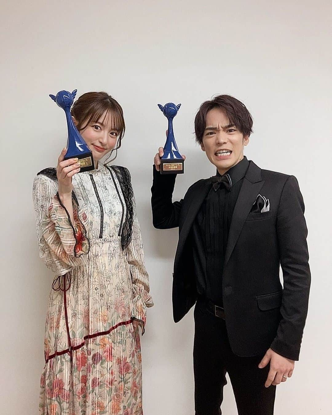 小松未可子さんのインスタグラム写真 - (小松未可子Instagram)「第十六回 声優アワード 助演女優賞を頂きました。  人生で初めてのトロフィー。 ずっしりと、これまでの声優人生分が詰まっているような重さを感じました。  正直に言うと、こういった賞にはご縁が無いと思っていたので、本当にステージに上がるまでは半信半疑だったのですが、  スクリーンに映し出されたキャラクター達の声を聞いた瞬間に、実感がふつふつと湧いて、涙の気配が。 これはどんな気持ちなんだろう…  関わることの出来た作品やキャラクター達への敬愛、作品作りに携わる関係者の皆様への感謝、応援してくださっている皆様への熱い想い、支えてくれた家族への謝恩、、  あとは場の空気？笑  なんだか沢山の感情が入り混じって、ぷるぷる震える口を動かすのがやっとのスピーチでした…  先輩方のスピーチを聴いて、まだまだ自分は未熟だと感じながらも、 先輩方のようにまだまだ頑張ってゆきたいと感じた時間でした。  本当に光栄です。  今回登壇した受賞者の皆様と一緒に、記念にお写真撮らせて頂きました。 素敵な皆様に囲まれて。 色々な話に花を咲かせて、楽しいひとときでした。  ますます精進して参ります！  本当にありがとうございました！！  #声優アワード #緒方恵美 さん #小野賢章 さん #立木文彦 さん #高橋李依 さん」3月5日 23時01分 - mikako_komatsu