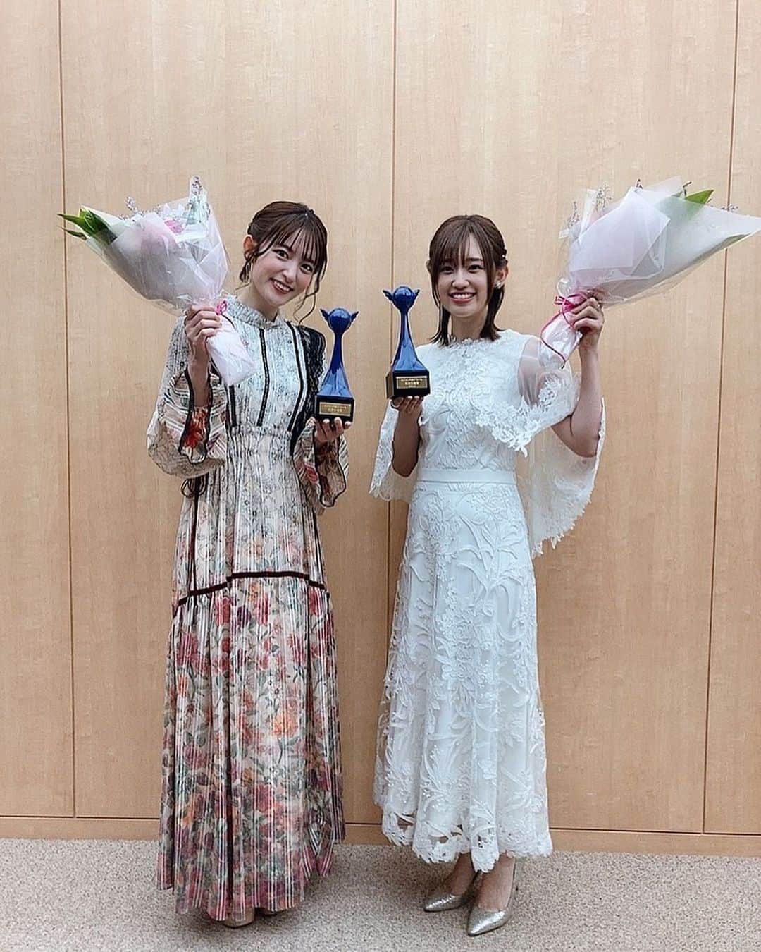 小松未可子さんのインスタグラム写真 - (小松未可子Instagram)「第十六回 声優アワード 助演女優賞を頂きました。  人生で初めてのトロフィー。 ずっしりと、これまでの声優人生分が詰まっているような重さを感じました。  正直に言うと、こういった賞にはご縁が無いと思っていたので、本当にステージに上がるまでは半信半疑だったのですが、  スクリーンに映し出されたキャラクター達の声を聞いた瞬間に、実感がふつふつと湧いて、涙の気配が。 これはどんな気持ちなんだろう…  関わることの出来た作品やキャラクター達への敬愛、作品作りに携わる関係者の皆様への感謝、応援してくださっている皆様への熱い想い、支えてくれた家族への謝恩、、  あとは場の空気？笑  なんだか沢山の感情が入り混じって、ぷるぷる震える口を動かすのがやっとのスピーチでした…  先輩方のスピーチを聴いて、まだまだ自分は未熟だと感じながらも、 先輩方のようにまだまだ頑張ってゆきたいと感じた時間でした。  本当に光栄です。  今回登壇した受賞者の皆様と一緒に、記念にお写真撮らせて頂きました。 素敵な皆様に囲まれて。 色々な話に花を咲かせて、楽しいひとときでした。  ますます精進して参ります！  本当にありがとうございました！！  #声優アワード #緒方恵美 さん #小野賢章 さん #立木文彦 さん #高橋李依 さん」3月5日 23時01分 - mikako_komatsu