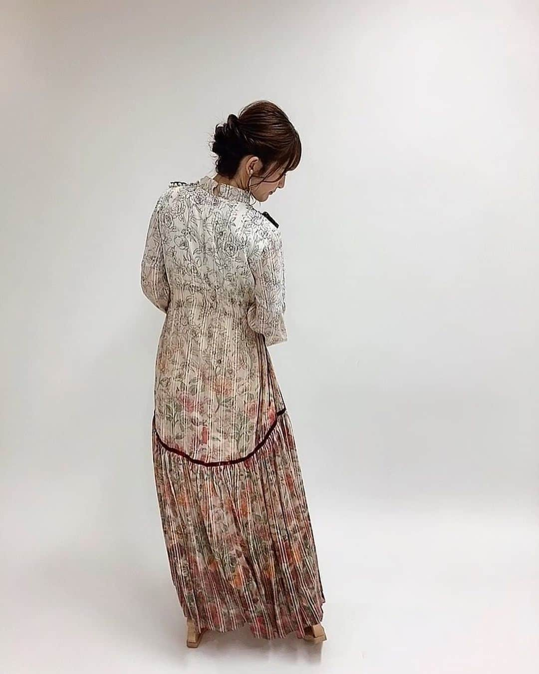 小松未可子さんのインスタグラム写真 - (小松未可子Instagram)「第十六回 声優アワード 助演女優賞を頂きました。  人生で初めてのトロフィー。 ずっしりと、これまでの声優人生分が詰まっているような重さを感じました。  正直に言うと、こういった賞にはご縁が無いと思っていたので、本当にステージに上がるまでは半信半疑だったのですが、  スクリーンに映し出されたキャラクター達の声を聞いた瞬間に、実感がふつふつと湧いて、涙の気配が。 これはどんな気持ちなんだろう…  関わることの出来た作品やキャラクター達への敬愛、作品作りに携わる関係者の皆様への感謝、応援してくださっている皆様への熱い想い、支えてくれた家族への謝恩、、  あとは場の空気？笑  なんだか沢山の感情が入り混じって、ぷるぷる震える口を動かすのがやっとのスピーチでした…  先輩方のスピーチを聴いて、まだまだ自分は未熟だと感じながらも、 先輩方のようにまだまだ頑張ってゆきたいと感じた時間でした。  本当に光栄です。  今回登壇した受賞者の皆様と一緒に、記念にお写真撮らせて頂きました。 素敵な皆様に囲まれて。 色々な話に花を咲かせて、楽しいひとときでした。  ますます精進して参ります！  本当にありがとうございました！！  #声優アワード #緒方恵美 さん #小野賢章 さん #立木文彦 さん #高橋李依 さん」3月5日 23時01分 - mikako_komatsu