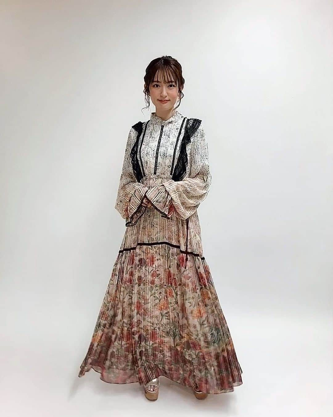 小松未可子さんのインスタグラム写真 - (小松未可子Instagram)「第十六回 声優アワード 助演女優賞を頂きました。  人生で初めてのトロフィー。 ずっしりと、これまでの声優人生分が詰まっているような重さを感じました。  正直に言うと、こういった賞にはご縁が無いと思っていたので、本当にステージに上がるまでは半信半疑だったのですが、  スクリーンに映し出されたキャラクター達の声を聞いた瞬間に、実感がふつふつと湧いて、涙の気配が。 これはどんな気持ちなんだろう…  関わることの出来た作品やキャラクター達への敬愛、作品作りに携わる関係者の皆様への感謝、応援してくださっている皆様への熱い想い、支えてくれた家族への謝恩、、  あとは場の空気？笑  なんだか沢山の感情が入り混じって、ぷるぷる震える口を動かすのがやっとのスピーチでした…  先輩方のスピーチを聴いて、まだまだ自分は未熟だと感じながらも、 先輩方のようにまだまだ頑張ってゆきたいと感じた時間でした。  本当に光栄です。  今回登壇した受賞者の皆様と一緒に、記念にお写真撮らせて頂きました。 素敵な皆様に囲まれて。 色々な話に花を咲かせて、楽しいひとときでした。  ますます精進して参ります！  本当にありがとうございました！！  #声優アワード #緒方恵美 さん #小野賢章 さん #立木文彦 さん #高橋李依 さん」3月5日 23時01分 - mikako_komatsu