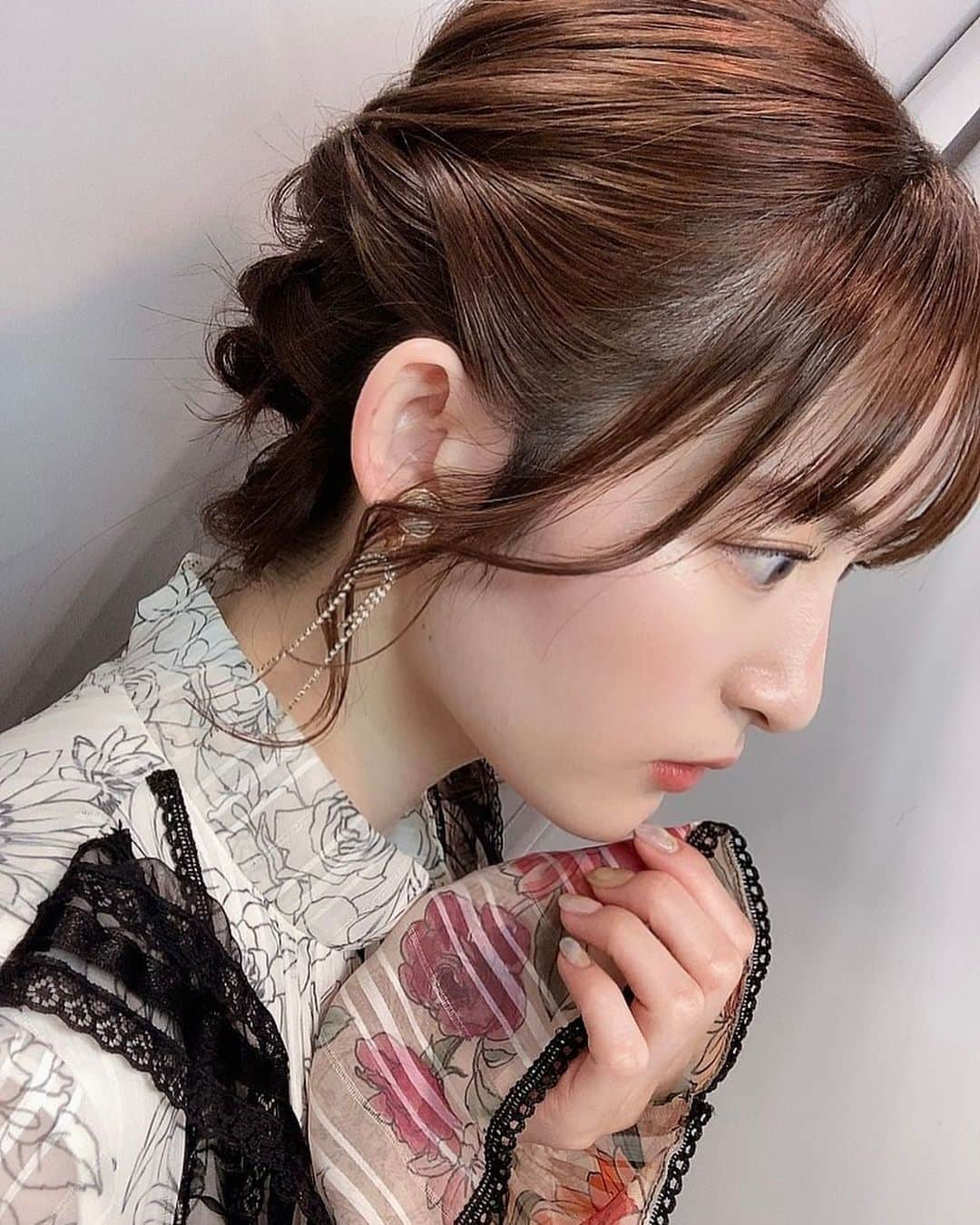 小松未可子さんのインスタグラム写真 - (小松未可子Instagram)「第十六回 声優アワード 助演女優賞を頂きました。  人生で初めてのトロフィー。 ずっしりと、これまでの声優人生分が詰まっているような重さを感じました。  正直に言うと、こういった賞にはご縁が無いと思っていたので、本当にステージに上がるまでは半信半疑だったのですが、  スクリーンに映し出されたキャラクター達の声を聞いた瞬間に、実感がふつふつと湧いて、涙の気配が。 これはどんな気持ちなんだろう…  関わることの出来た作品やキャラクター達への敬愛、作品作りに携わる関係者の皆様への感謝、応援してくださっている皆様への熱い想い、支えてくれた家族への謝恩、、  あとは場の空気？笑  なんだか沢山の感情が入り混じって、ぷるぷる震える口を動かすのがやっとのスピーチでした…  先輩方のスピーチを聴いて、まだまだ自分は未熟だと感じながらも、 先輩方のようにまだまだ頑張ってゆきたいと感じた時間でした。  本当に光栄です。  今回登壇した受賞者の皆様と一緒に、記念にお写真撮らせて頂きました。 素敵な皆様に囲まれて。 色々な話に花を咲かせて、楽しいひとときでした。  ますます精進して参ります！  本当にありがとうございました！！  #声優アワード #緒方恵美 さん #小野賢章 さん #立木文彦 さん #高橋李依 さん」3月5日 23時01分 - mikako_komatsu