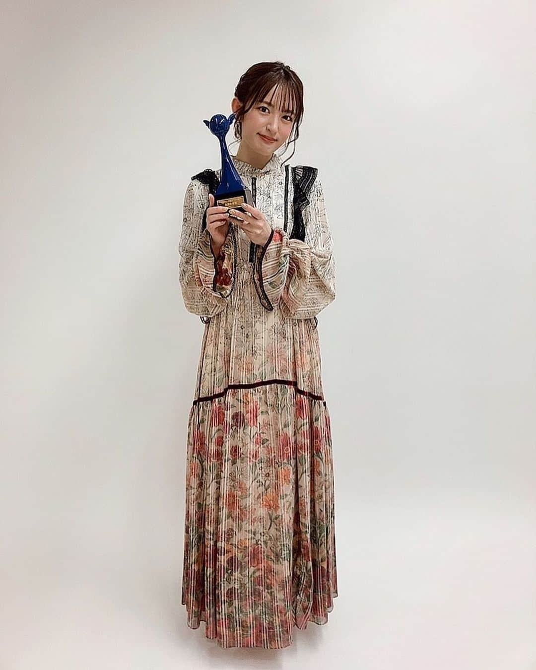 小松未可子さんのインスタグラム写真 - (小松未可子Instagram)「第十六回 声優アワード 助演女優賞を頂きました。  人生で初めてのトロフィー。 ずっしりと、これまでの声優人生分が詰まっているような重さを感じました。  正直に言うと、こういった賞にはご縁が無いと思っていたので、本当にステージに上がるまでは半信半疑だったのですが、  スクリーンに映し出されたキャラクター達の声を聞いた瞬間に、実感がふつふつと湧いて、涙の気配が。 これはどんな気持ちなんだろう…  関わることの出来た作品やキャラクター達への敬愛、作品作りに携わる関係者の皆様への感謝、応援してくださっている皆様への熱い想い、支えてくれた家族への謝恩、、  あとは場の空気？笑  なんだか沢山の感情が入り混じって、ぷるぷる震える口を動かすのがやっとのスピーチでした…  先輩方のスピーチを聴いて、まだまだ自分は未熟だと感じながらも、 先輩方のようにまだまだ頑張ってゆきたいと感じた時間でした。  本当に光栄です。  今回登壇した受賞者の皆様と一緒に、記念にお写真撮らせて頂きました。 素敵な皆様に囲まれて。 色々な話に花を咲かせて、楽しいひとときでした。  ますます精進して参ります！  本当にありがとうございました！！  #声優アワード #緒方恵美 さん #小野賢章 さん #立木文彦 さん #高橋李依 さん」3月5日 23時01分 - mikako_komatsu