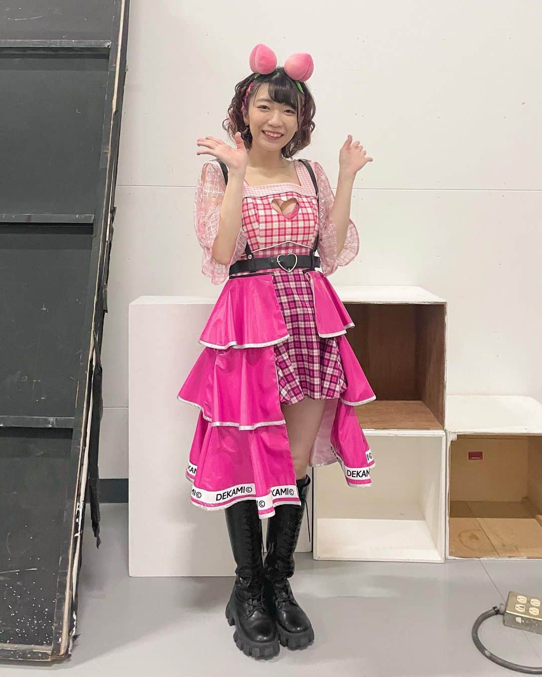 ぱいぱいでか美のインスタグラム：「This is The Hello!🚪 . テレビ東京で放送中の『真夜中にハロー！』 第7話にチラリも出演させてもらってました🍑 そしてクイックジャパンWebで連載中の テレビ大好きなでか美ちゃんによる テレビのことを語るコラム 『でか美ちゃんのテレビの金言』にて そんな大好きな真夜中にハロー！について 語らせて頂きました🚪🚪🚪🚪🚪🚪🚪 ストーリーにリンクあるのでぜひ読んでください☺️ そして改めて出演させて頂きありがとうございました！ 真夜中にハロー！はdTVでも配信されています🌟 . #真夜中にハロー #でか美ちゃん」