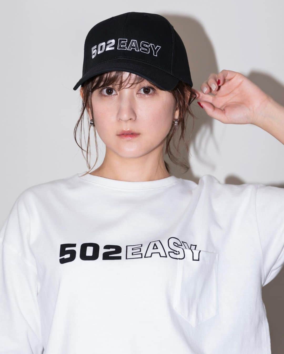 のインスタグラム：「⁡ 本日3月5日、みなさんの応援のおかげで【502EASY】 1周年を迎えることができました🎉‼️ ⁡ ⁡ あっという間のような？ 1年が濃すぎてまだ1年？ というような不思議な感覚です😝 ⁡ この1年で沢山の方にご愛用いただけた事、本当に感謝の気持ちでいっぱいです。 ⁡ 【502EASY】がスタートして1年目からPARCOさんでPOPUP STOREをやらせていただいたり、MILKFED.さんとコラボさせていただいたり...本当に恵まれた環境でした🥺✨ ⁡ あまりここには書かないけれど、大変な事も沢山ありました😝 ⁡ 私のこだわりが強すぎたため納得いくまで何度も試作を重ねたり、【502EASY】チームには沢山迷惑もかけてしまったと思います。 ⁡ それでも、いいものをみなさんに届けたいという一心で、チームみんなで頑張ってきました。 ⁡ どんなに大変な時も、いつも笑顔で支えてくれる【502EASY】のチームのメンバーにも本当に感謝してもしきれません🙇‍♀️ ⁡ 支えてくださるみなさんのお力添えがあったからこそ @502easy はこれまで続けてくることが出来ました✨  ⁡ ストーリーズで開催している1周年記念のみなさんからのコメントを読んでウルっときています🥲❤️ ⁡ @502easy を愛用してくださっている全てのみなさん、改めて本当にありがとうございます🥺❤️ ⁡ これからも末永く @502easy をよろしくお願い致します‼️✨ ⁡ ⁡ 2022.3.5  小松彩夏 ⁡ #502EASY #502EASYコーデ #小松彩夏 #こまっちゃん #ストリート系女子 #ストリートファッション #ストリートコーデ #ストリートカジュアル #メンズライク #メンズライクコーデ #カジュアルファッション #カジュアルコーデ #秋コーデ #大人ストリート #ボーイッシュコーデ#大人カジュアル #古着女子 #ボーイッシュ女子 #ボーイッシュ #オトナカジュアル #ゆるコーデ #ジャケット #ワーク #ワークシリーズ #1周年 #記念アイテム #記念日 ⁡ ⁡」