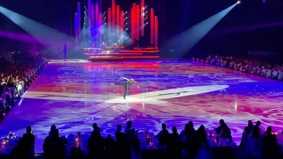 デニス・ヴァシリエフスのインスタグラム：「Art on Ice 2022 • Midnight Sky with Momento • @artonicemagic @momentosounds」