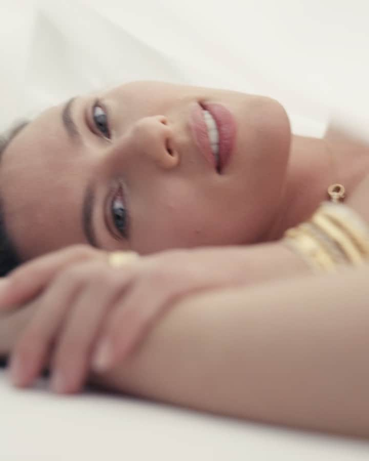 デビッドヤーマンのインスタグラム：「"Jewelry connects me to the people and places I’ve known."—actress Scarlett Johansson​  Our new campaign celebrates that connection and invites you to come closer to the things that bring us joy.   #DavidYurman #ComeCloserDY​」